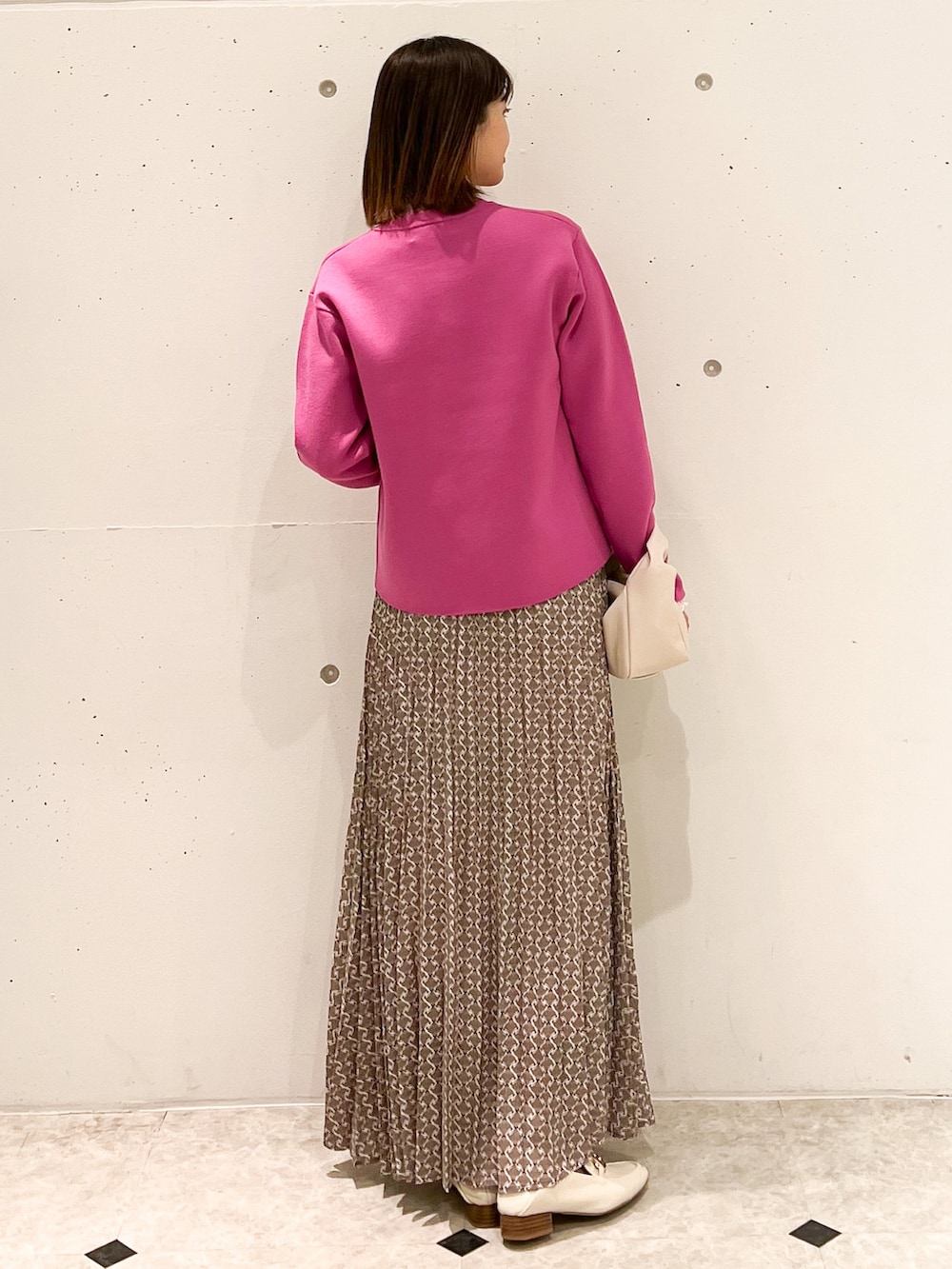 ピンク系のカーディガン/ボレロ、ホワイト系のTシャツ/カットソー、ホワイト系のショルダーバッグを着用したレディースの春コーディネートの2枚目の写真