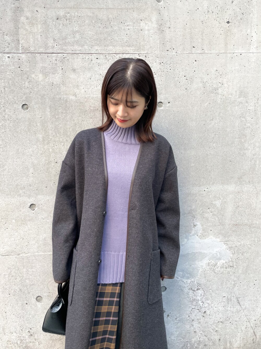 「ブーツ、冬コーデ、休日スタイル、冬、パイピング、シンプルコーデ、ミニバッグ、秋冬コーデ、パイピングコート、チェック柄に恋してる」｜「ROPE' PICNICのマルチウェイコート（その他アウター、グレー系）」を使った、MAMIさん（レディース・156cm）の冬コーディネートの3枚目の写真