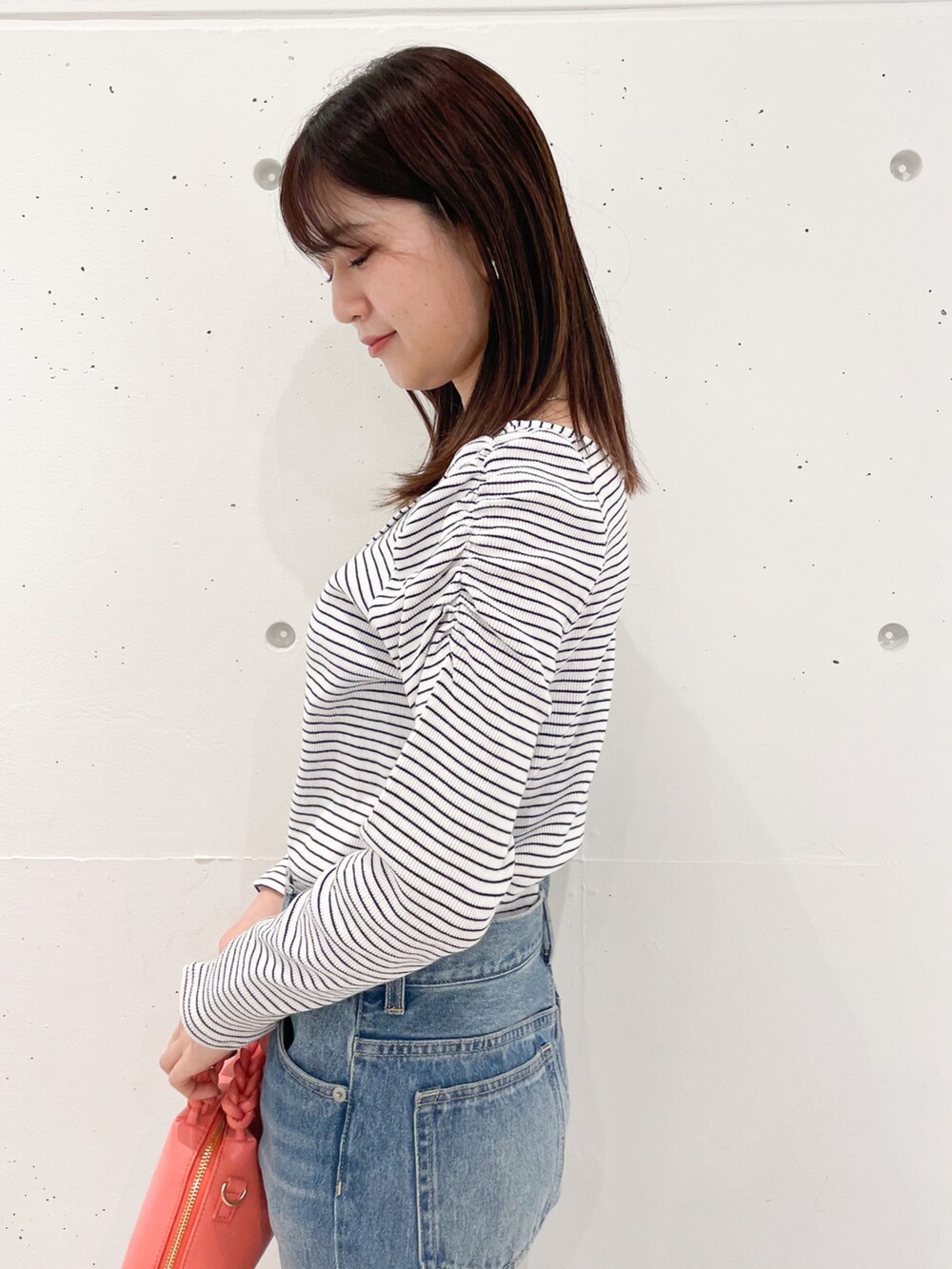 ホワイト系のTシャツ/カットソー、ブルー系のデニムパンツ、ホワイト系のローファーを着用したレディースの春コーディネートの4枚目の写真