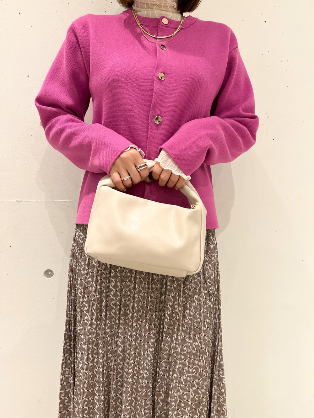 ピンク系のカーディガン/ボレロ、ホワイト系のTシャツ/カットソー、ホワイト系のショルダーバッグを着用したレディースの春コーディネートの5枚目の写真