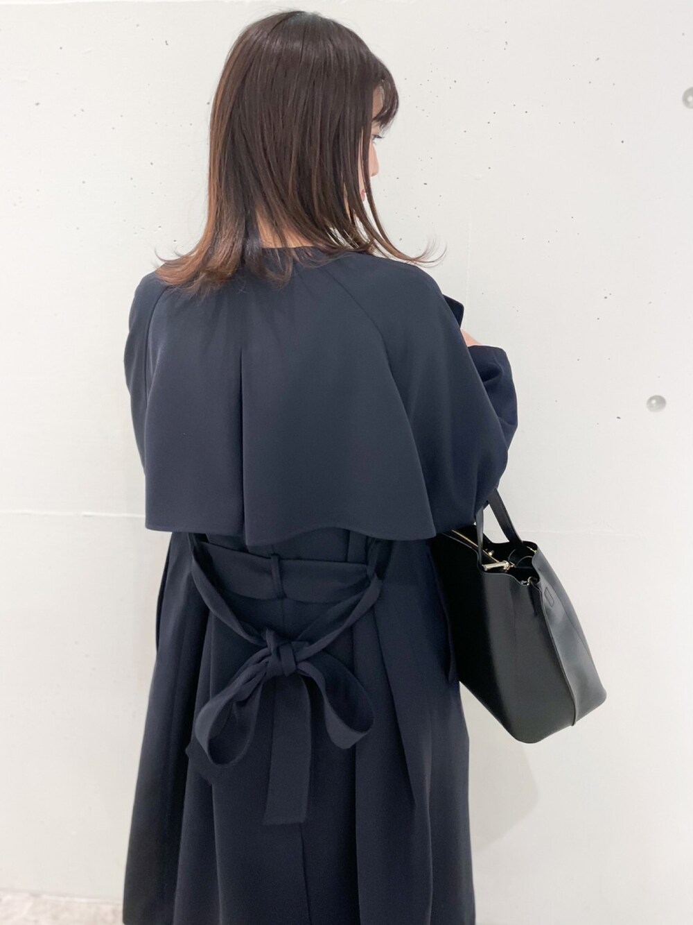 ホワイト系のカーディガン/ボレロ、ブルー系のトレンチコート、ブルー系のその他パンツを着用したレディースの冬コーディネートの5枚目の写真