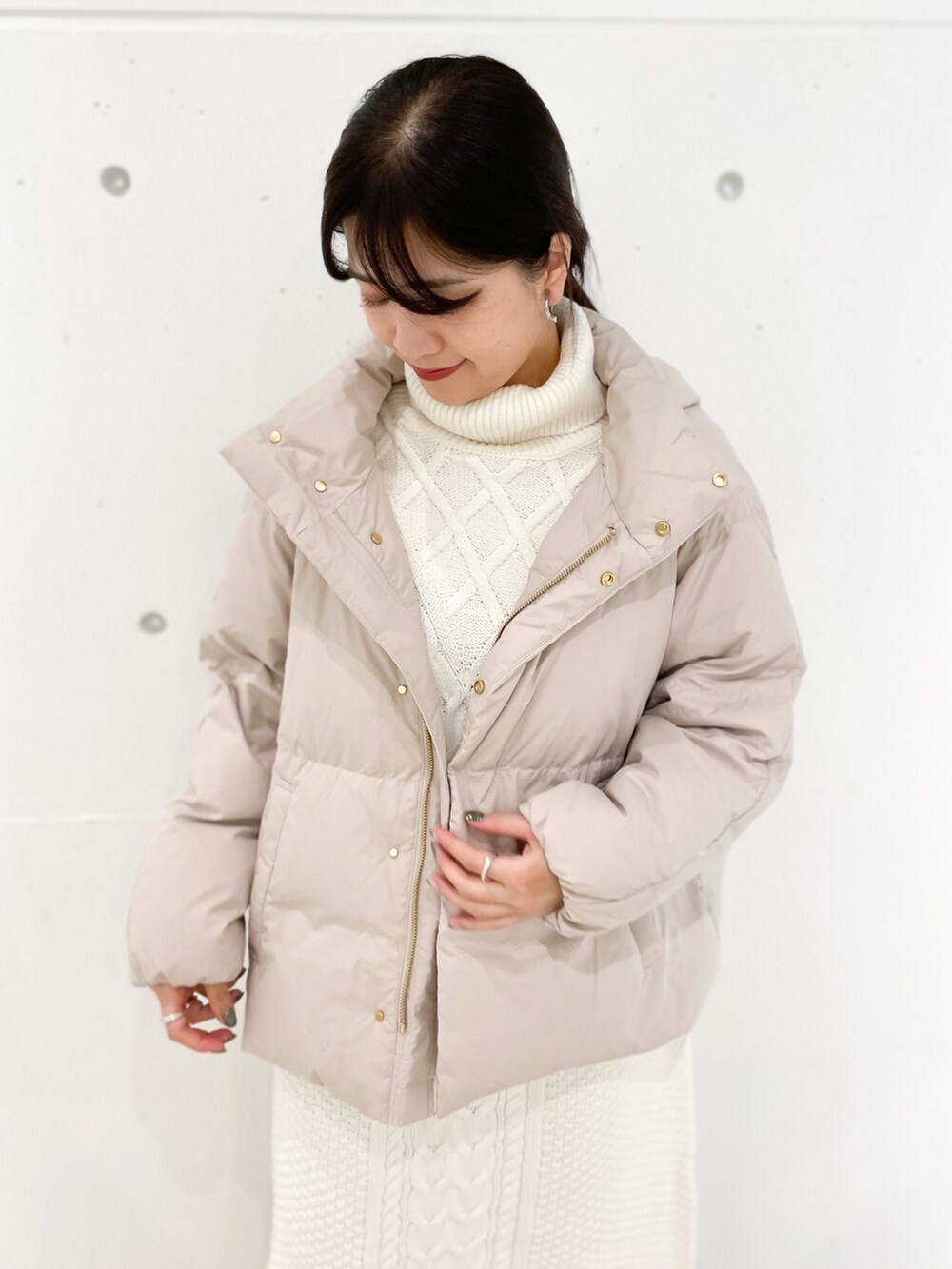 ホワイト系のワンピース、ベージュ系のダウンジャケット/コートを着用したレディースの冬コーディネートの3枚目の写真