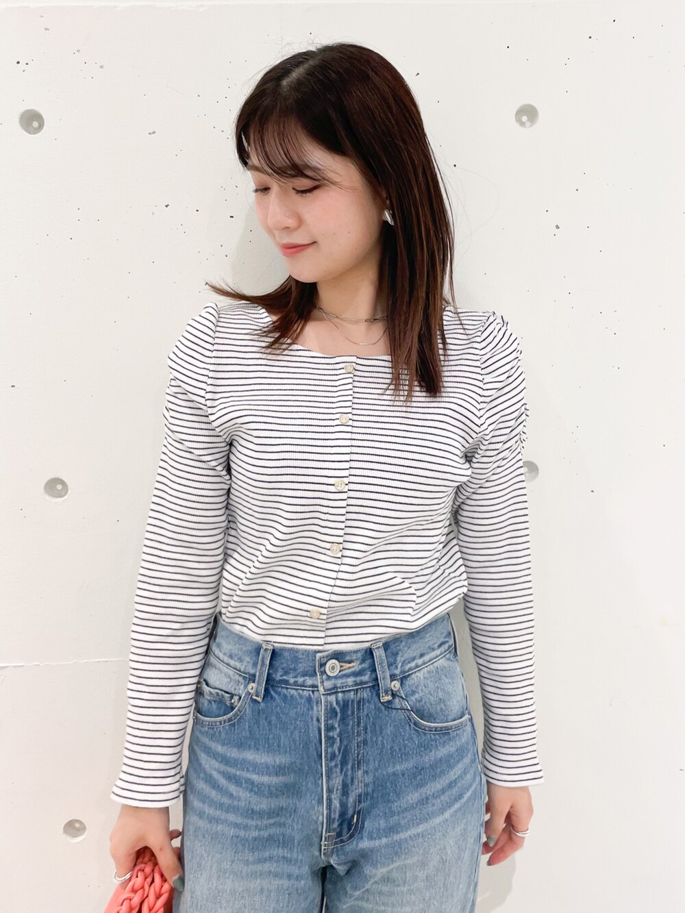 ホワイト系のTシャツ/カットソー、ブルー系のデニムパンツ、ホワイト系のローファーを着用したレディースの春コーディネートの3枚目の写真