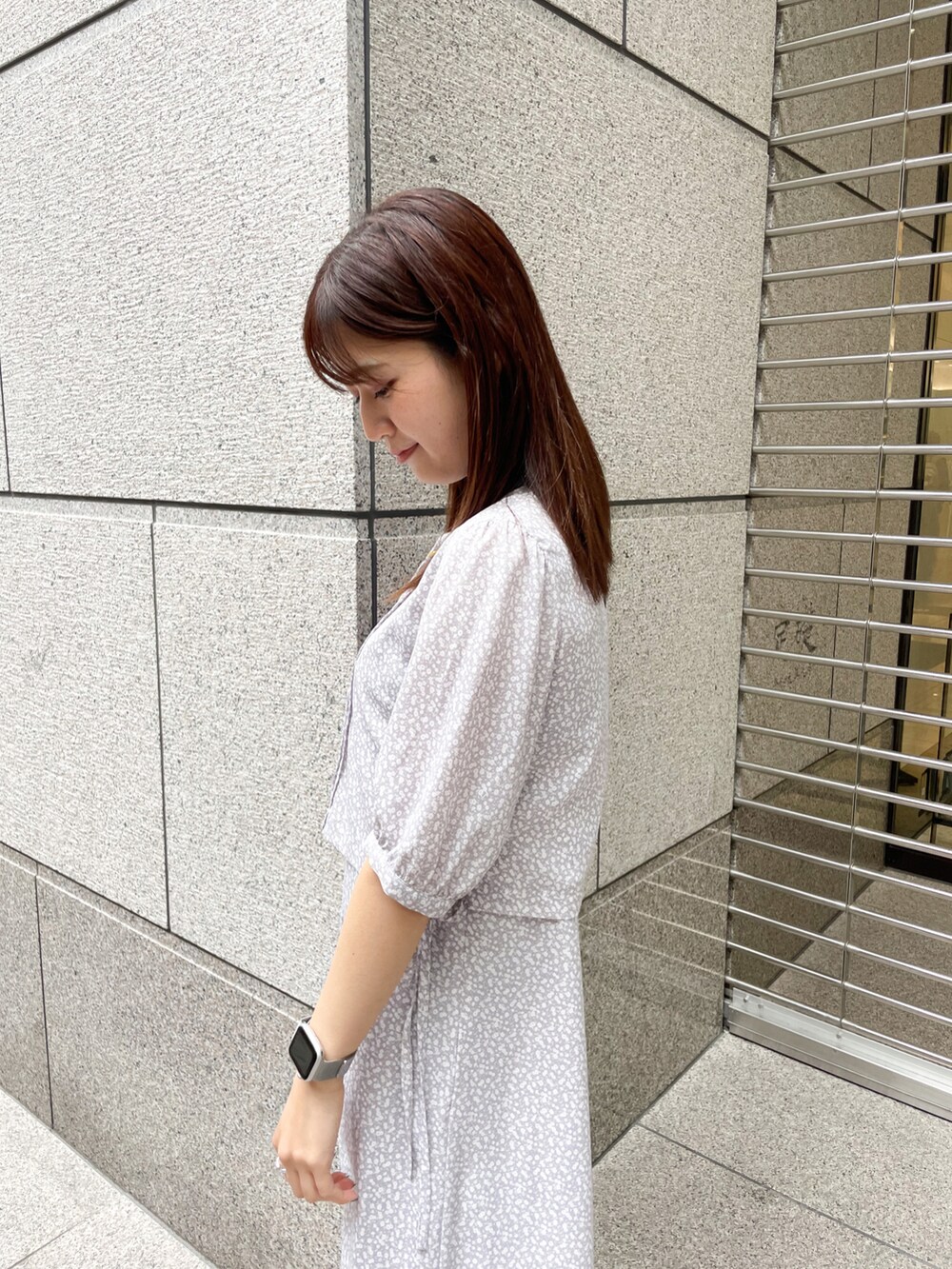 「ワンピース、花柄、レイヤードスタイル、休日スタイル、プチプラ、シンプルコーデ、花柄ワンピース、淡色コーデ、オトナカジュアル、はじめましてコーデ」｜「ROPE' PICNICの小花柄レイヤードワンピース（ワンピース、パープル系）」を使った、MAMIさん（レディース・156cm）の春コーディネートの5枚目の写真