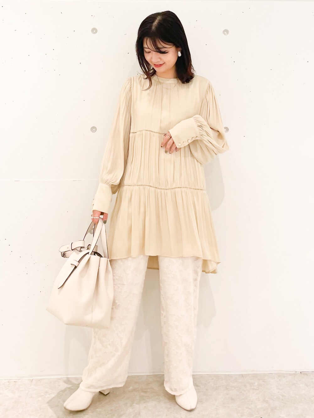 ホワイト系のシャツ/ブラウス、ホワイト系のトートバッグ、ホワイト系のその他パンツを着用したレディースの冬コーディネートの2枚目の写真