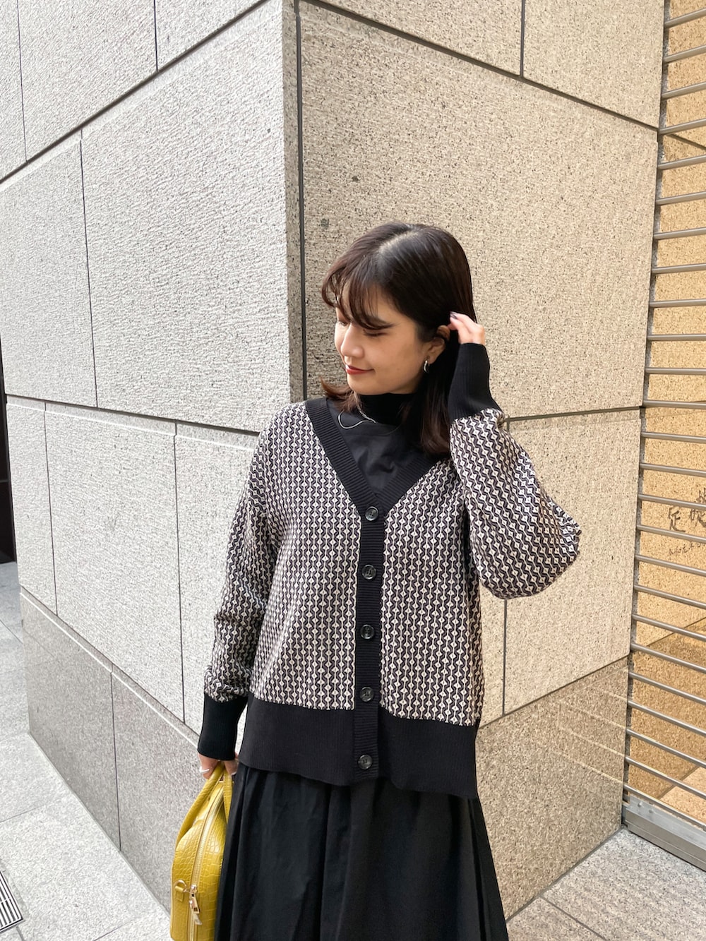 「ワンピース、ブーツ、ジャガード、レイヤードスタイル、休日スタイル、プチプラ、休日コーデ、シンプルコーデ、ジャガードカーディガン、未来のWEARISTAプロジェクト」｜「ROPE' PICNICの【芳根京子さん着用アイテム】タートルウエストマークワンピース（ワンピース、ブラック系）」を使った、MAMIさん（レディース・156cm）の冬コーディネートの4枚目の写真