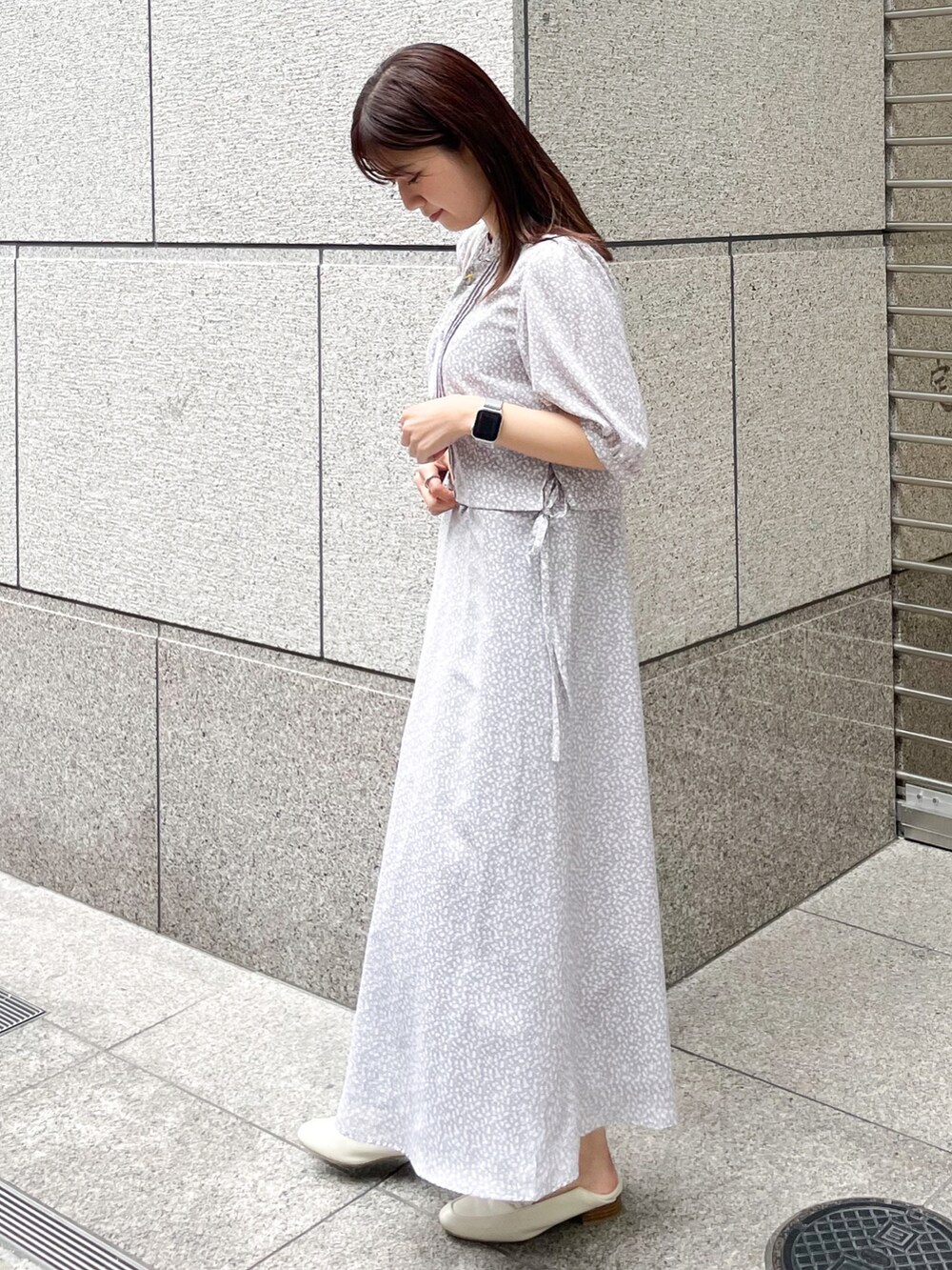 「ワンピース、花柄、レイヤードスタイル、休日スタイル、プチプラ、シンプルコーデ、花柄ワンピース、淡色コーデ、オトナカジュアル、はじめましてコーデ」｜「ROPE' PICNICの小花柄レイヤードワンピース（ワンピース、パープル系）」を使った、MAMIさん（レディース・156cm）の春コーディネートの2枚目の写真