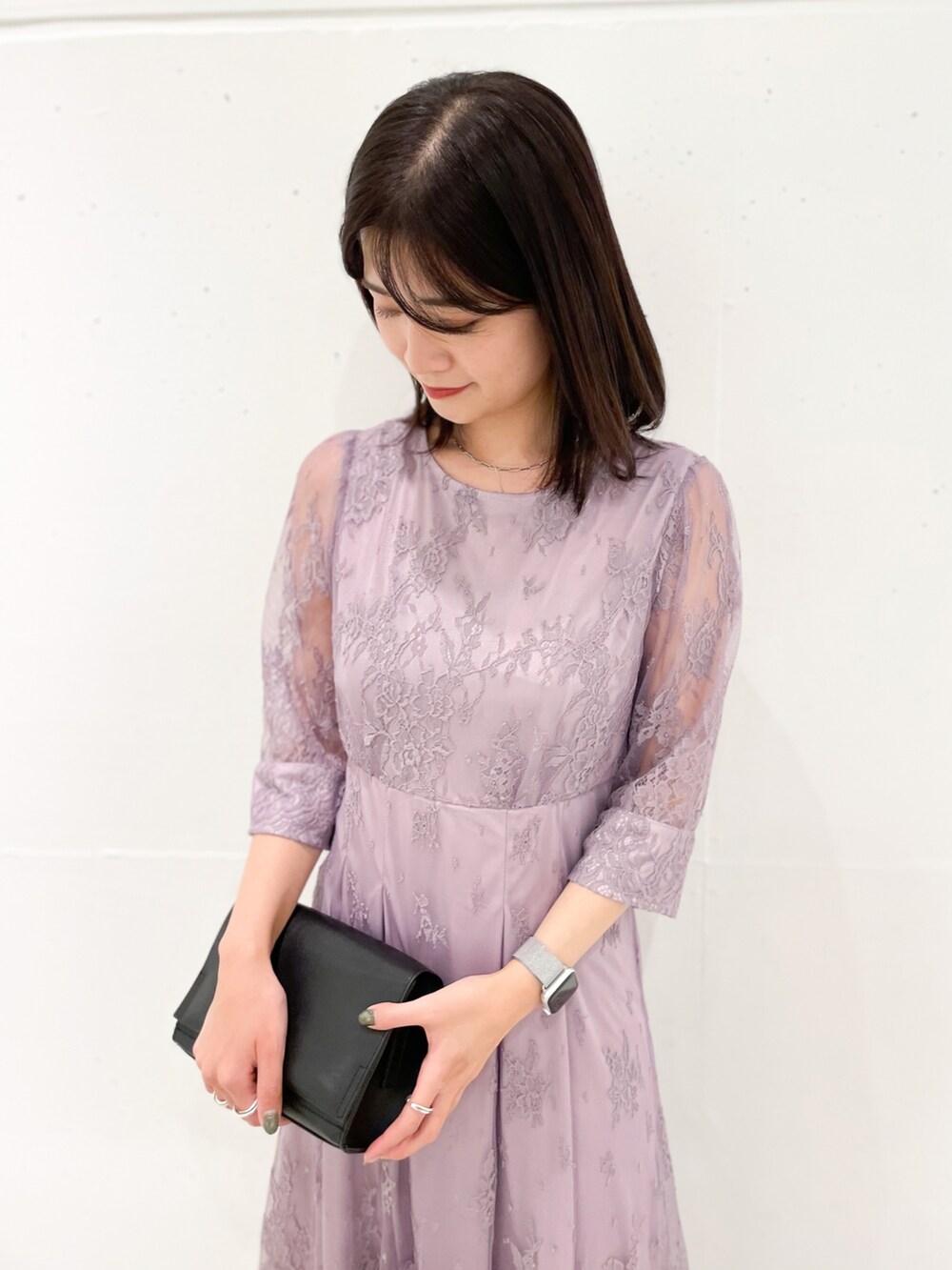 ピンク系のドレス、ブラック系のショルダーバッグ、ブラック系のパンプスを着用したレディースの冬コーディネートの4枚目の写真