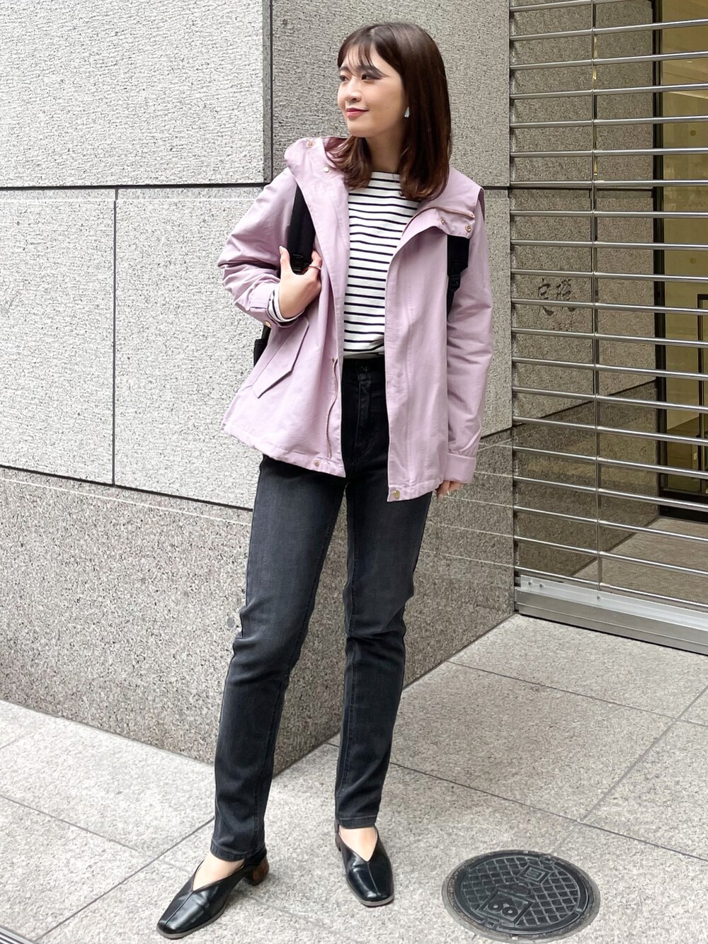 「デニム、マウンテンパーカー、カジュアル、リュック、休日スタイル、プチプラ、パンツスタイル、ootd、シンプルコーデ、お洒落さんとつながりたい」｜「ROPE' PICNICの【撥水加工・花粉ガード】グログランマウンテンパーカー（マウンテンパーカー、パープル系）」を使った、MAMIさん（レディース・156cm）の冬コーディネートの2枚目の写真