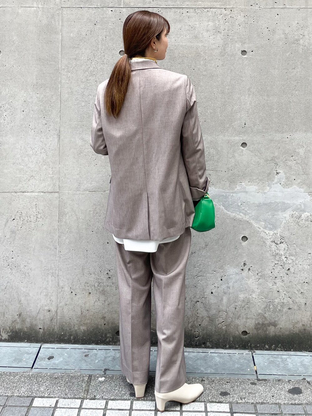 ベージュ系のテーラードジャケット、イエロー系のTシャツ/カットソー、ホワイト系のシャツ/ブラウスを着用したレディースの秋コーディネートの2枚目の写真