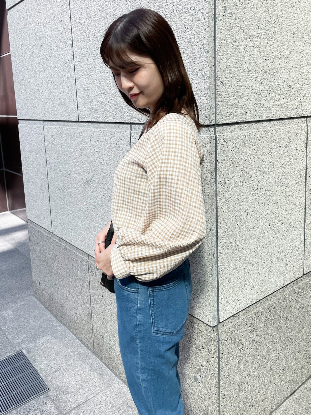 「デニム、ギンガムチェック、デニムパンツ、プチプラ、春、シンプルコーデ、春カラー、春コーデ、デニムコーデ、オトナ女子」｜「ROPE' PICNICのギンガムチェックプルオーバー（シャツ/ブラウス、ベージュ系）」を使った、MAMIさん（レディース・156cm）の春コーディネートの4枚目の写真