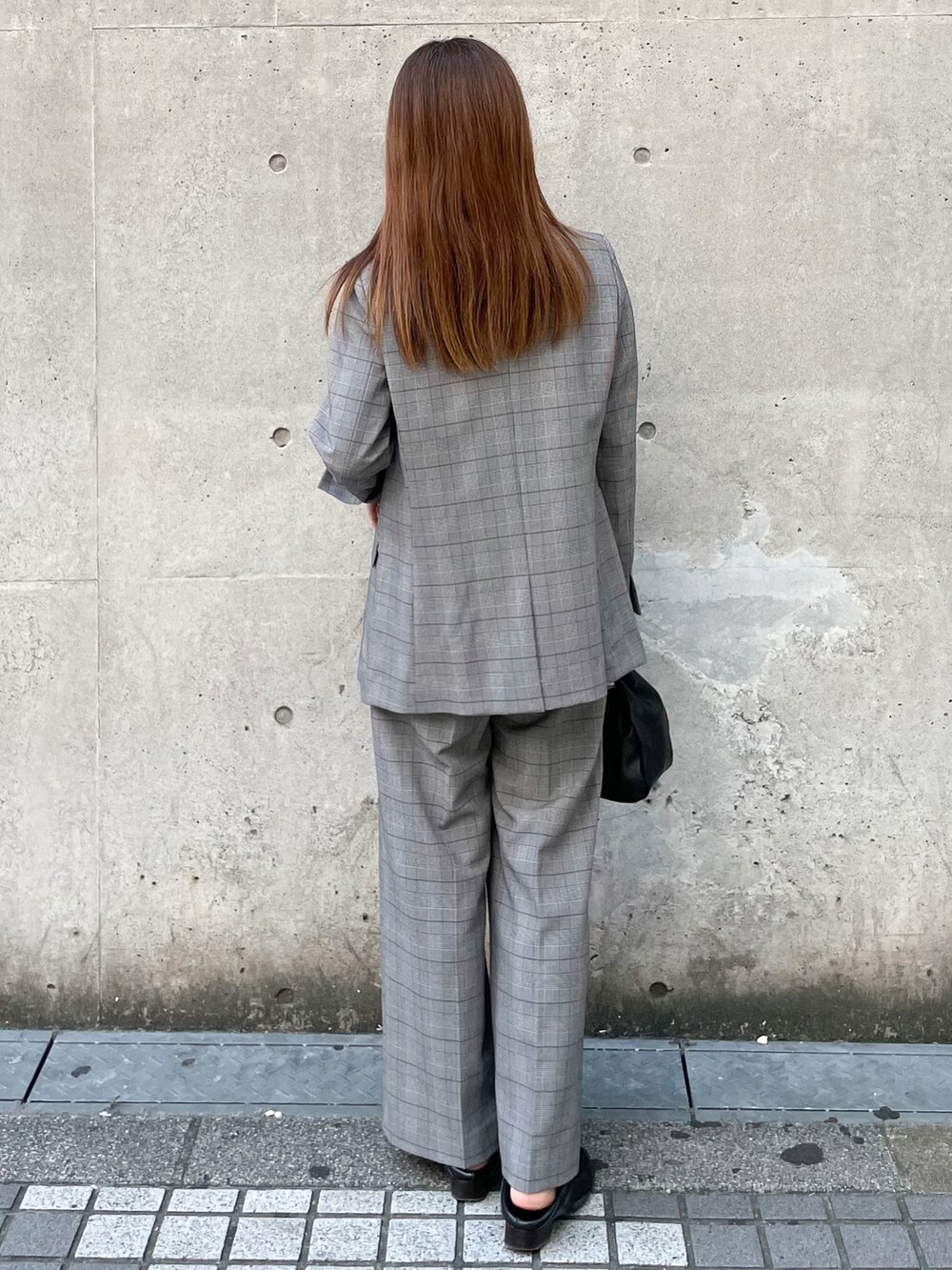 ホワイト系のTシャツ/カットソー、グレー系のテーラードジャケット、グレー系のその他パンツを着用したレディースの秋コーディネートの2枚目の写真