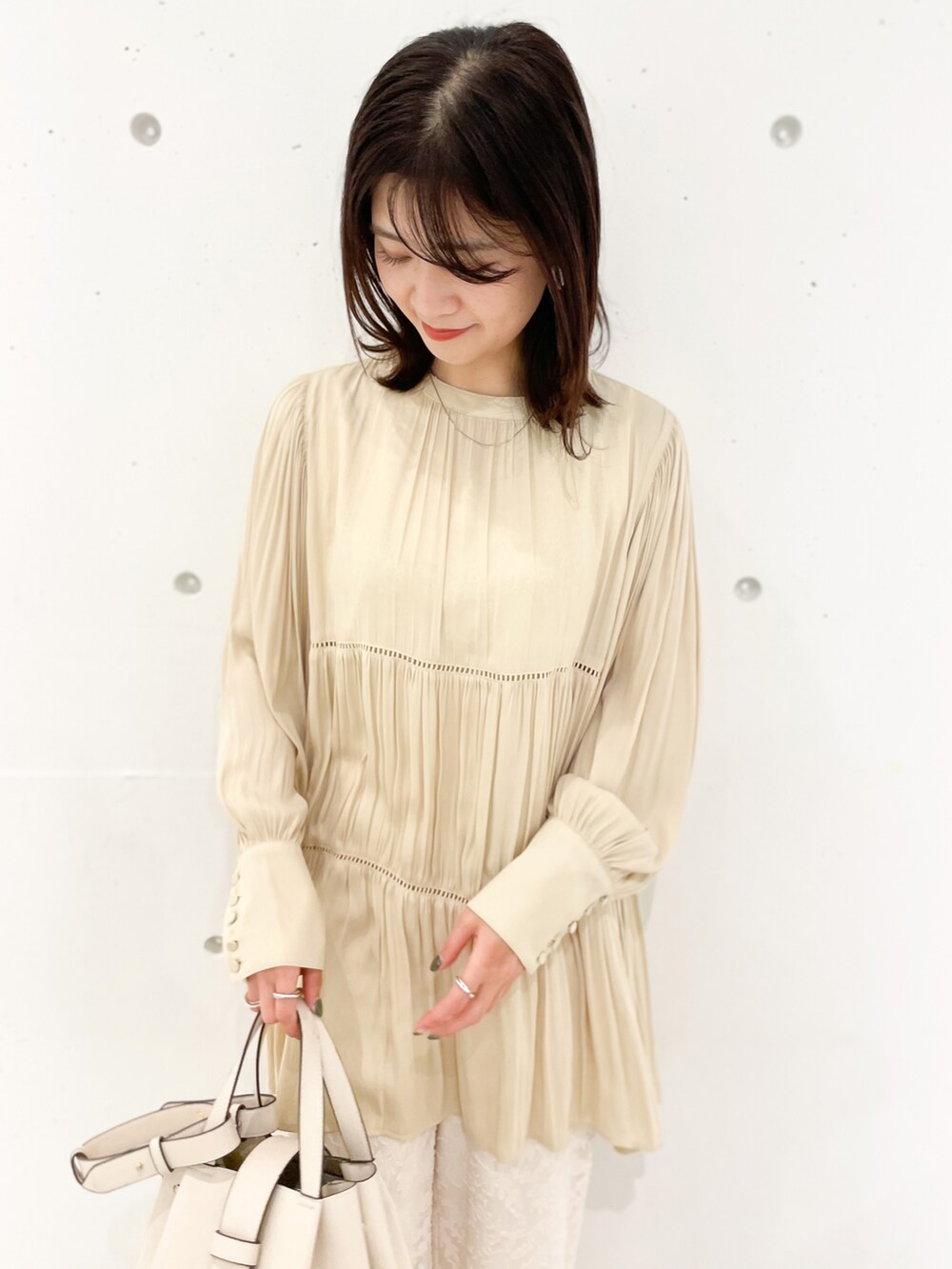 ホワイト系のシャツ/ブラウス、ホワイト系のトートバッグ、ホワイト系のその他パンツを着用したレディースの冬コーディネートの3枚目の写真