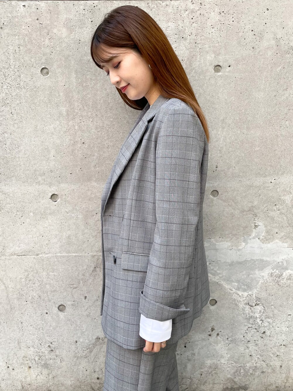 ホワイト系のTシャツ/カットソー、グレー系のテーラードジャケット、グレー系のその他パンツを着用したレディースの秋コーディネートの4枚目の写真