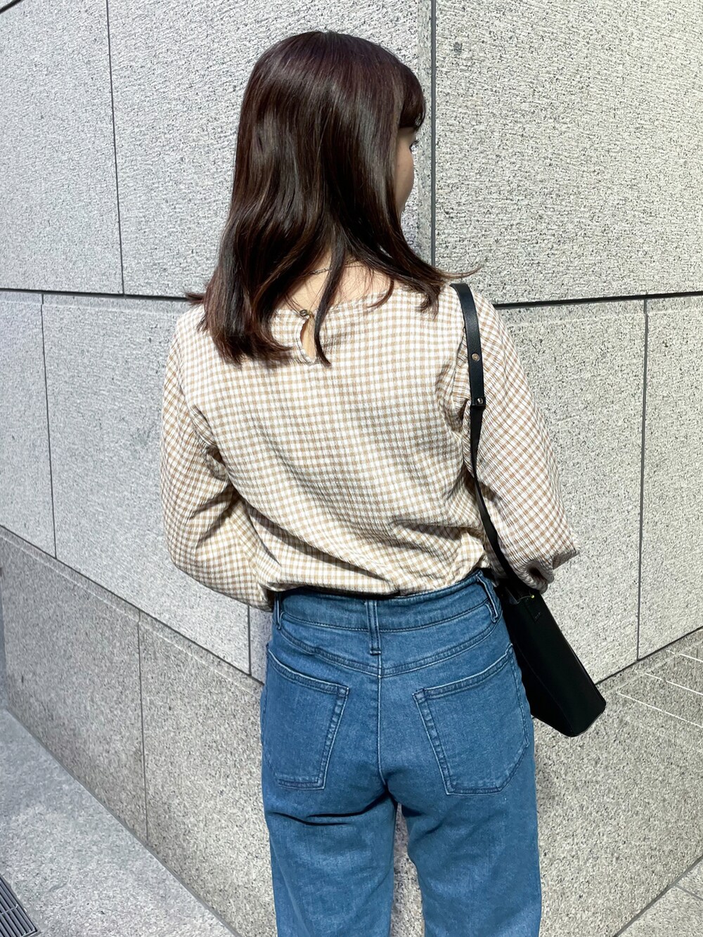「デニム、ギンガムチェック、デニムパンツ、プチプラ、春、シンプルコーデ、春カラー、春コーデ、デニムコーデ、オトナ女子」｜「ROPE' PICNICのギンガムチェックプルオーバー（シャツ/ブラウス、ベージュ系）」を使った、MAMIさん（レディース・156cm）の春コーディネートの5枚目の写真