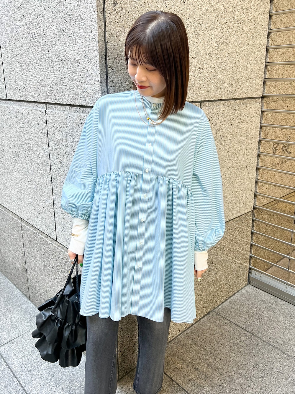ブルー系のシャツ/ブラウス、ホワイト系のTシャツ/カットソー、ブラック系のトートバッグを着用したレディースの春コーディネートの3枚目の写真