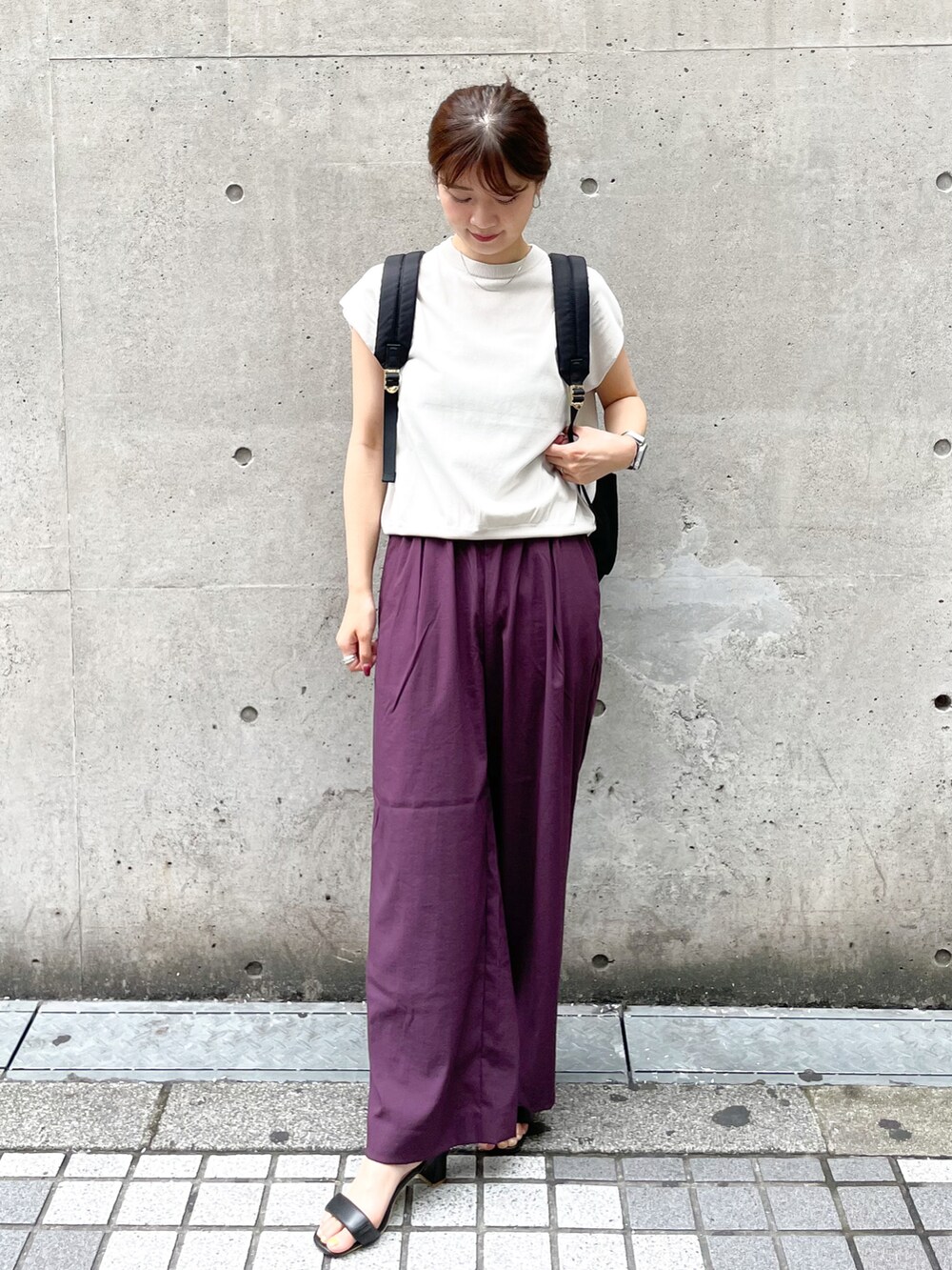 ブラック系のバックパック/リュック、グレー系のニット/セーター、パープル系のその他パンツを着用したレディースの夏コーディネートの2枚目の写真