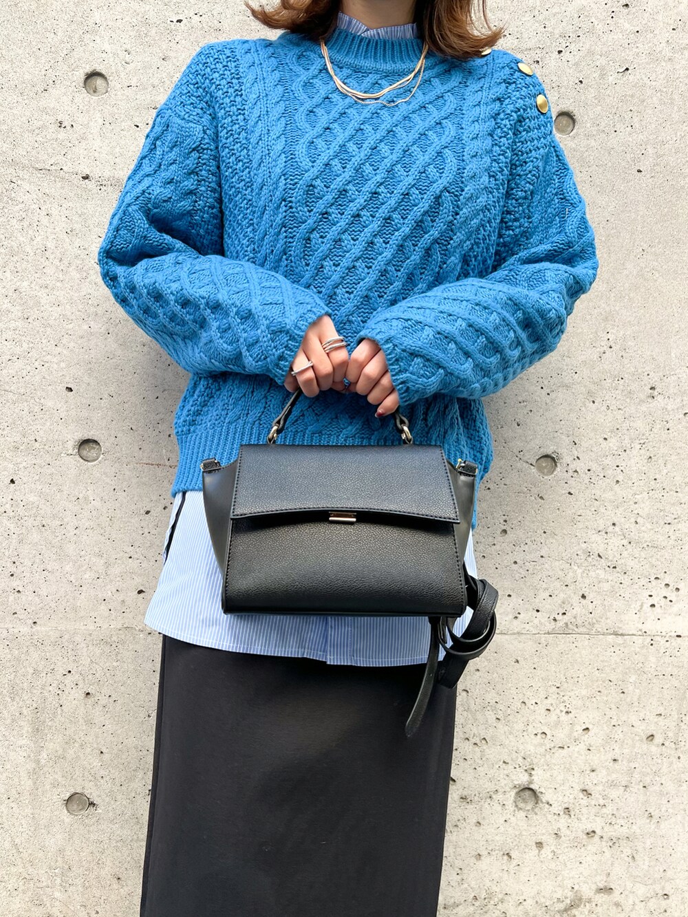 ブルー系のニット/セーター、ブルー系のシャツ/ブラウス、ブラック系のショルダーバッグを着用したレディースの冬コーディネートの5枚目の写真