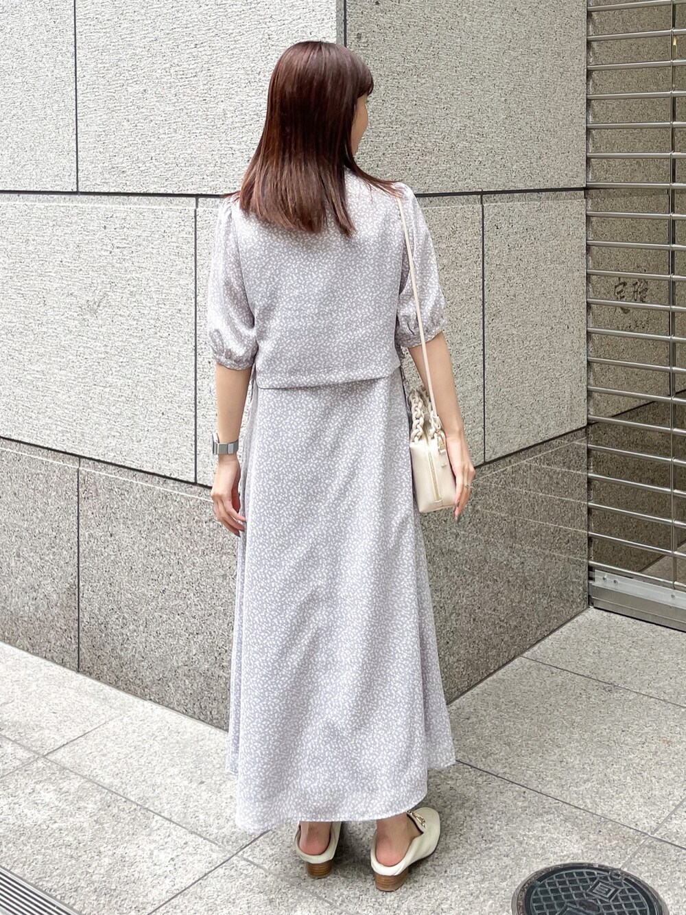 「ワンピース、花柄、レイヤードスタイル、休日スタイル、プチプラ、シンプルコーデ、花柄ワンピース、淡色コーデ、オトナカジュアル、はじめましてコーデ」｜「ROPE' PICNICの小花柄レイヤードワンピース（ワンピース、パープル系）」を使った、MAMIさん（レディース・156cm）の春コーディネートの3枚目の写真