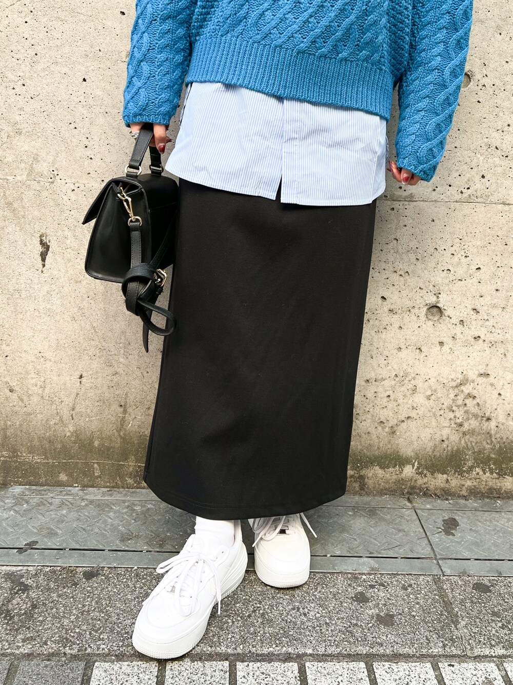 ブルー系のニット/セーター、ブルー系のシャツ/ブラウス、ブラック系のショルダーバッグを着用したレディースの冬コーディネートの4枚目の写真