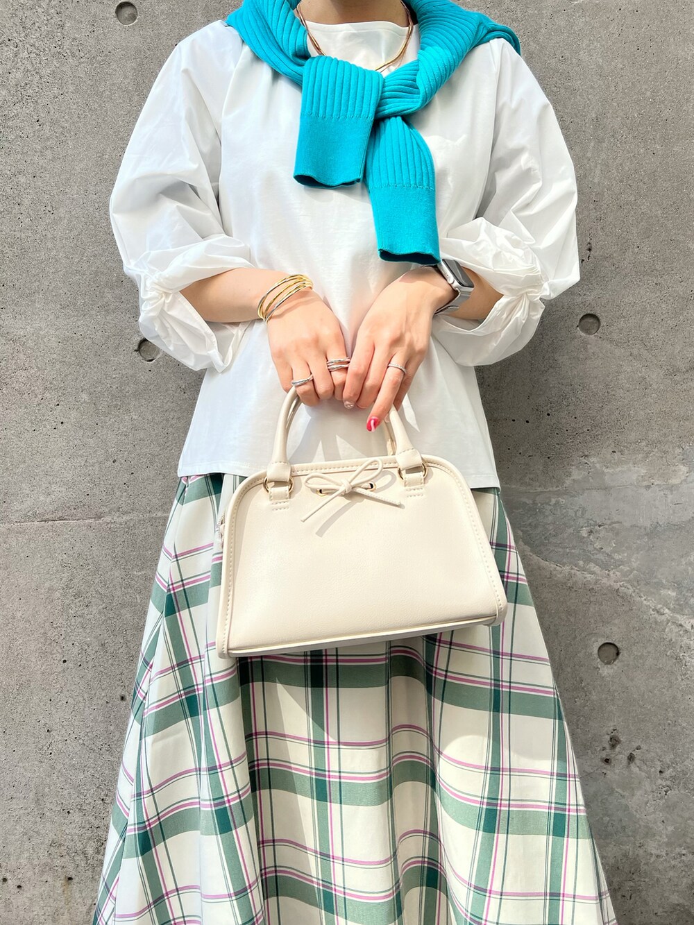 ブルー系のカーディガン/ボレロ、ホワイト系のTシャツ/カットソー、ホワイト系のボストンバッグを着用したレディースの春コーディネートの5枚目の写真