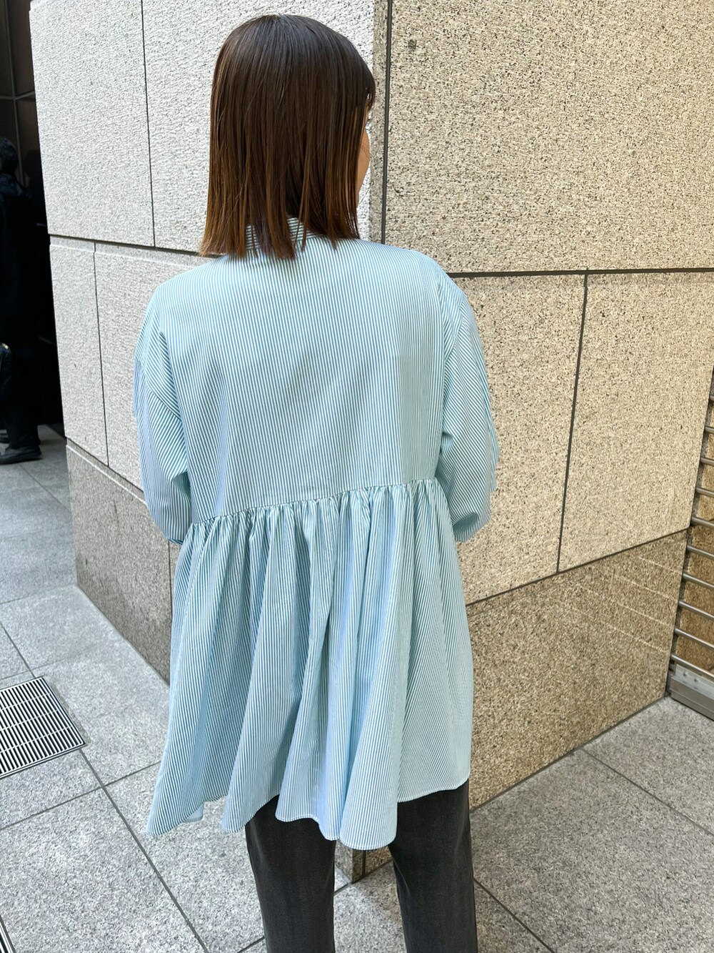 ブルー系のシャツ/ブラウス、ホワイト系のTシャツ/カットソー、ブラック系のトートバッグを着用したレディースの春コーディネートの5枚目の写真