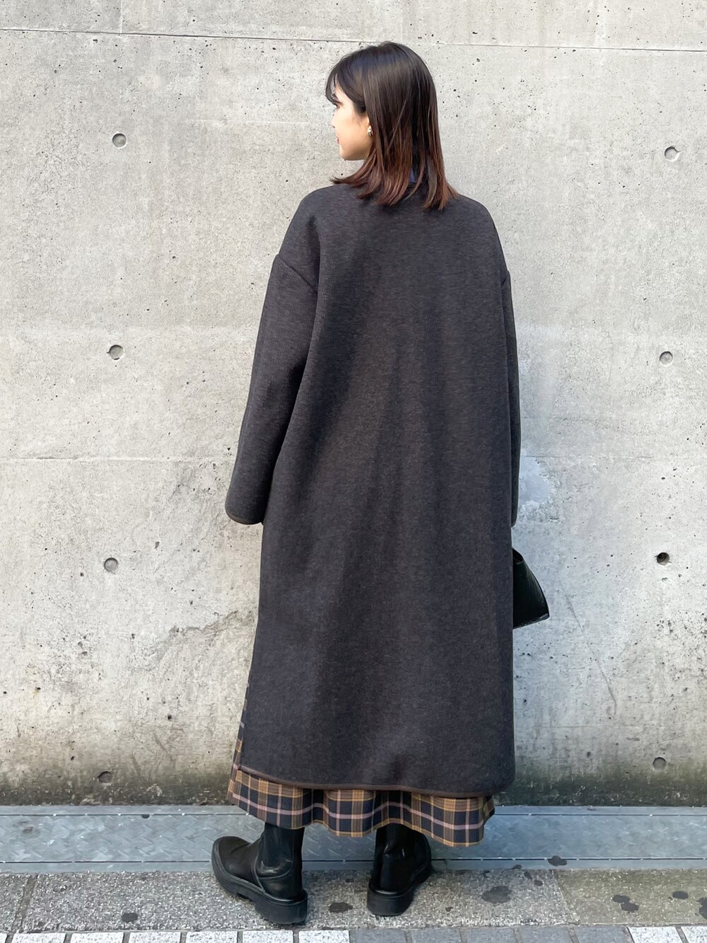 「ブーツ、冬コーデ、休日スタイル、冬、パイピング、シンプルコーデ、ミニバッグ、秋冬コーデ、パイピングコート、チェック柄に恋してる」｜「ROPE' PICNICのマルチウェイコート（その他アウター、グレー系）」を使った、MAMIさん（レディース・156cm）の冬コーディネートの2枚目の写真