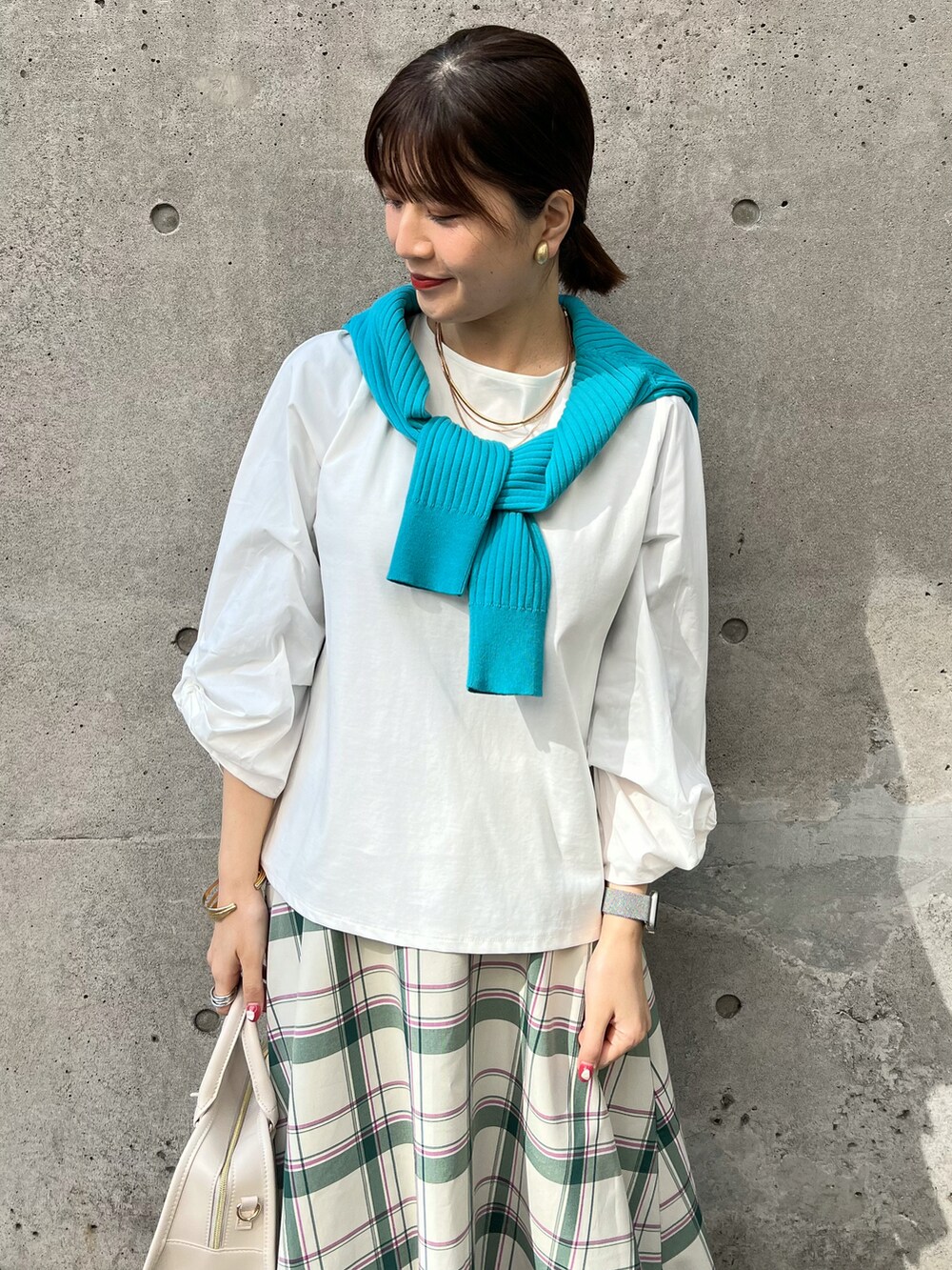 ブルー系のカーディガン/ボレロ、ホワイト系のTシャツ/カットソー、ホワイト系のボストンバッグを着用したレディースの春コーディネートの3枚目の写真