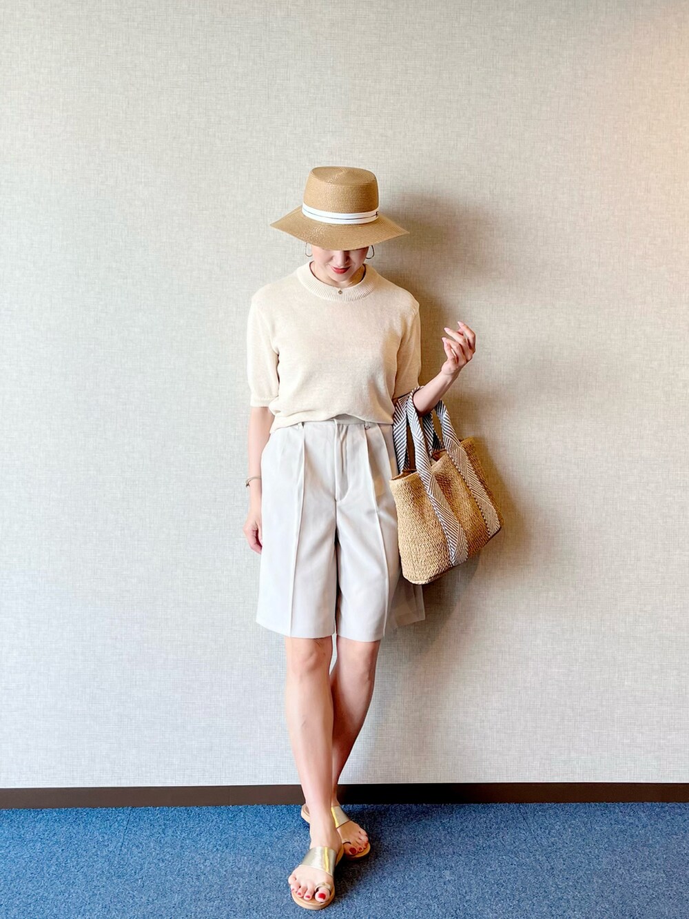 ベージュ系のニット/セーター、ベージュ系のその他パンツ、ゴールド系のサンダルを着用したレディースの春コーディネートの2枚目の写真