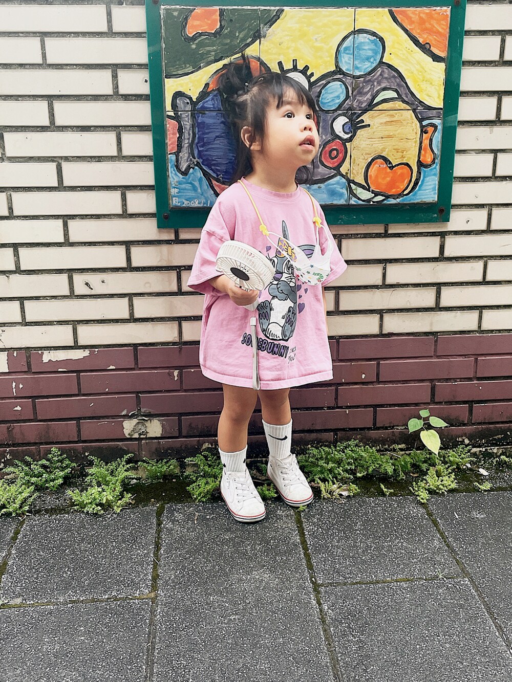 ホワイト系のスニーカーを着用したキッズの夏コーディネートの2枚目の写真