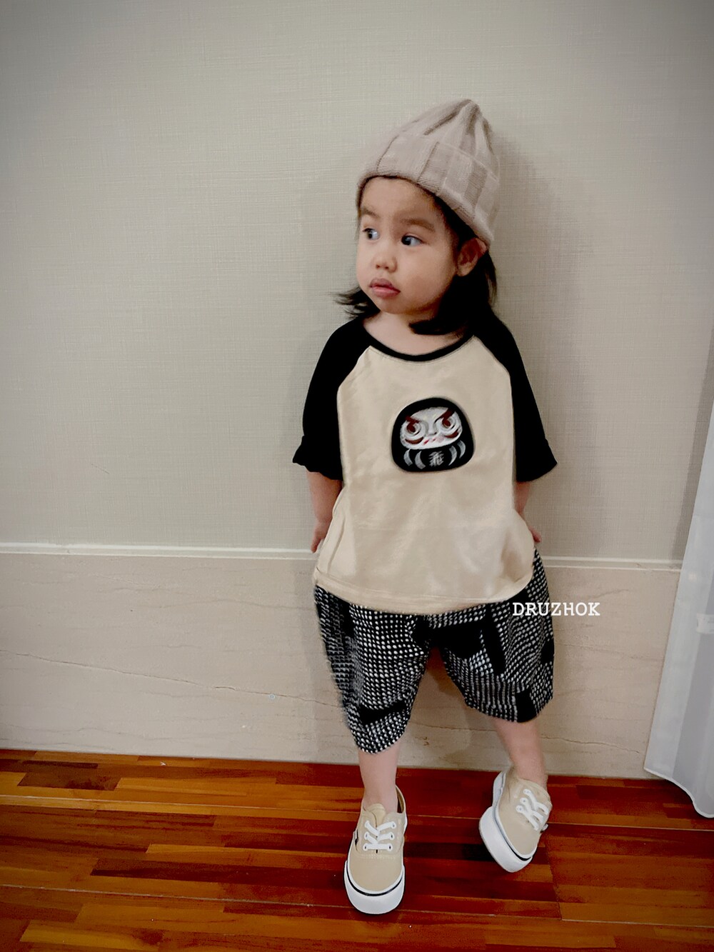 ベージュ系のトップスを着用したキッズの冬コーディネートの2枚目の写真