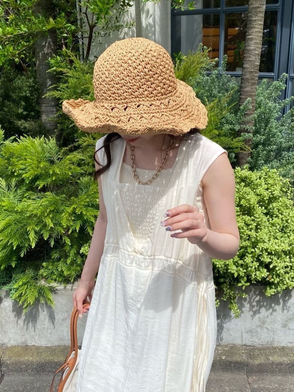 「ワンピース、淡色コーデ、お出かけコーデ、夏セールで買いました、プチプラ、オトナ女子、麦わら帽子、サンダル、デートスタイル（WOMEN）、カジュアル、きれいめカジュアル、オトナガーリー、夏コーデ、Ray Cassin、レイカズン(Ray Cassin)」｜「RAY CASSINの楊柳Vネックワンピース（ワンピース、ホワイト系）」を使った、Raycassin_officialさん（レディース・155cm）の夏コーディネートの3枚目の写真