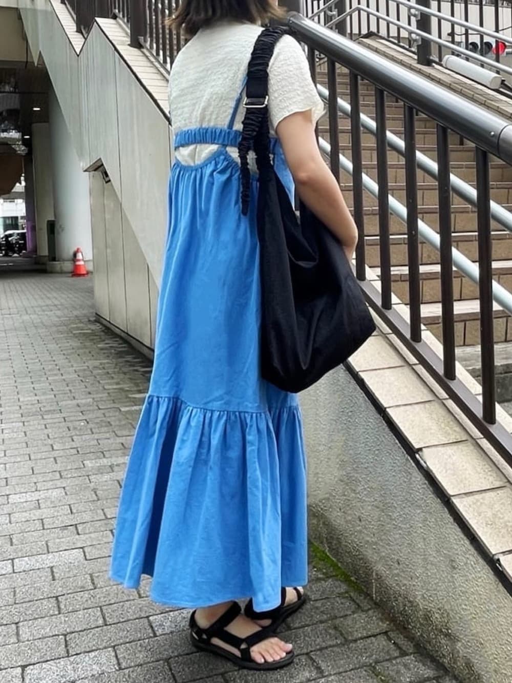 「キャミワンピ、Tシャツ、ショルダーバッグ、レイヤードスタイル、お出かけコーデ、夏だ!Tシャツ着よう!、夏コーデ、休日スタイル、ブルー、このスタイルがお気に入り、リネン、おでかけコーデ、初夏コーデ、Ray Cassin、レイカズン(Ray Cassin)」|「RAY CASSINのバックギャザーキャミワンピース(ワンピース、ブルー系)」を使った、Raycassin_officialさん(レディース・155cm)の夏コーディネートの2枚目の写真