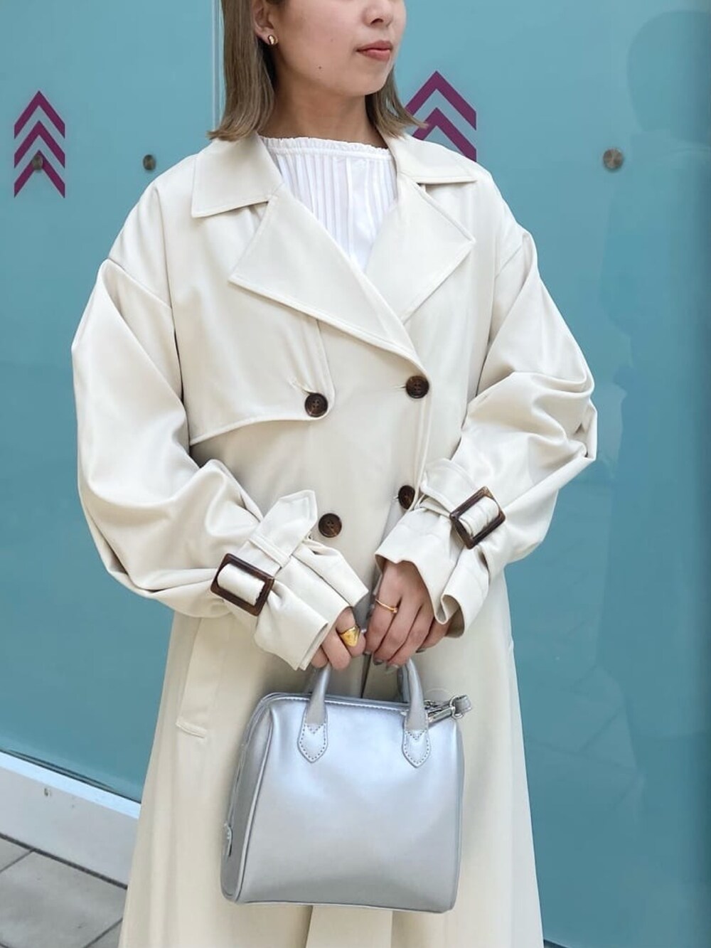 「スクエアバッグ、プチプラ、春服みてみて、春アウター、ショートブーツ、休日スタイル、トレンチコート、春コーデ、Coming soon...、オフィスカジュアル、ボリューム袖、きれいめカジュアル、モノトーン、Ray Cassin、レイカズン(Ray Cassin)」｜「RAY CASSINのショート丈フレアスリーブブラウス‐Mei Tanaka‐（シャツ/ブラウス、ホワイト系）」を使った、Raycassin_officialさん（レディース・155cm）の春コーディネートの2枚目の写真