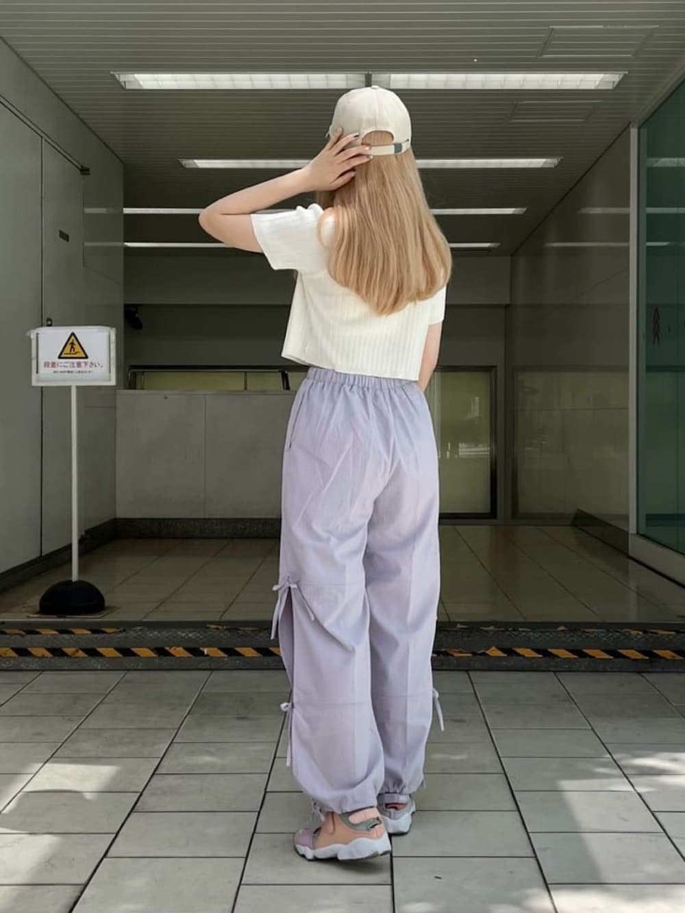 「初夏コーデ、休日スタイル、プチプラ、韓国ファッション、ストリート、カーディガン、お出かけコーデ、夏コーデ、カーゴパンツ、カジュアル、キャップ女子、スポーツミックス、ディズニー、Ray Cassin、レイカズン(Ray Cassin)」|「RAY CASSINのグラスハートネックレス(ネックレス、ホワイト系)」を使った、Raycassin_officialさん(レディース・155cm)の夏コーディネートの2枚目の写真