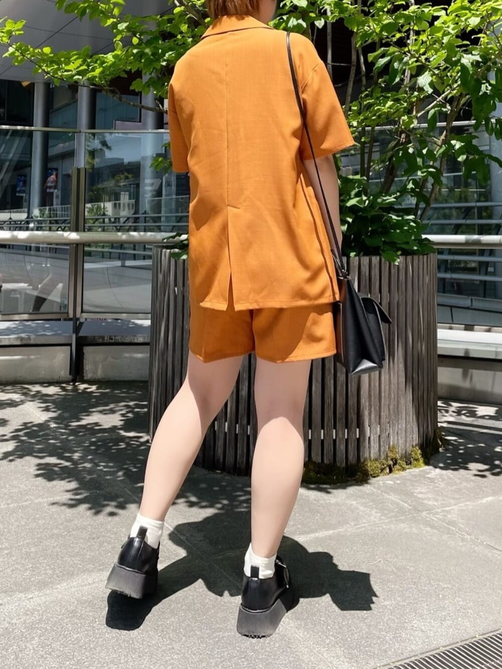 「セットアップ、ジャケット、ショートパンツ、ショルダーバッグ、オレンジ、お出かけコーデ日記、ビタミンカラー、厚底シューズ、春夏コーデ、初夏コーデ、ローファー、休日スタイル、プチプラ、Ray Cassin、レイカズン(Ray Cassin)」|「RAY CASSINのドライタッチショートパンツ(その他パンツ、オレンジ系)」を使った、Raycassin_officialさん(レディース・155cm)の春コーディネートの2枚目の写真