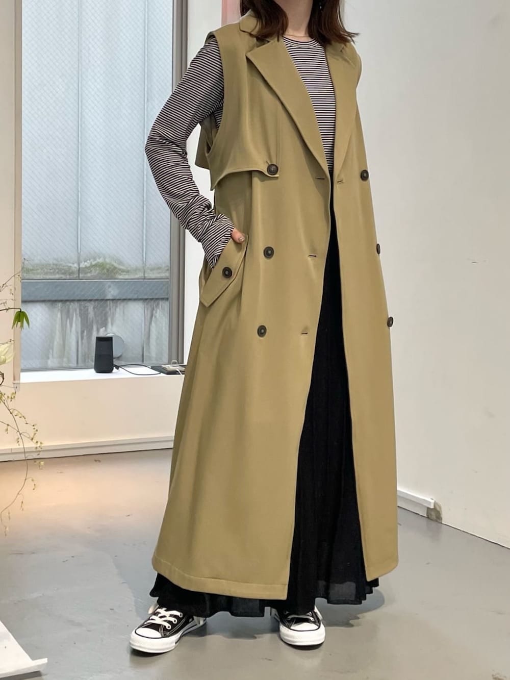 「春服みてみて、トレンチコート、トレンチベスト、オトナカジュアル、ボーダー、ボーダートップス、春コーデ、春、大人カジュアル、ママコーデ、ママファッション、おやすみコーデ、おしゃれさんと繋がりたい、Ray Cassin、レイカズン(Ray Cassin)」|「RAY CASSINのラメプリーツニットスカート(スカート、ブラック系)」を使った、Raycassin_officialさん(レディース・155cm)の春コーディネートの2枚目の写真