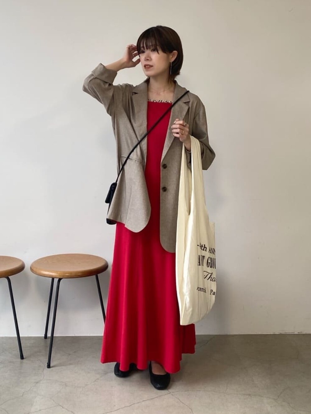 「ジャケット、キャミワンピ、マーメイドスカート、レッド、ショルダーバッグ、バレエシューズ、休日スタイル、お出かけコーデ日記、春夏コーデ、ビタミンカラー、初夏コーデ、プチプラ、オトナカジュアル、Ray Cassin、レイカズン(Ray Cassin)」｜「RAY CASSINの杢調ゆるジャケット（テーラードジャケット、ベージュ系）」を使った、Raycassin_officialさん（レディース・155cm）の春コーディネートの2枚目の写真