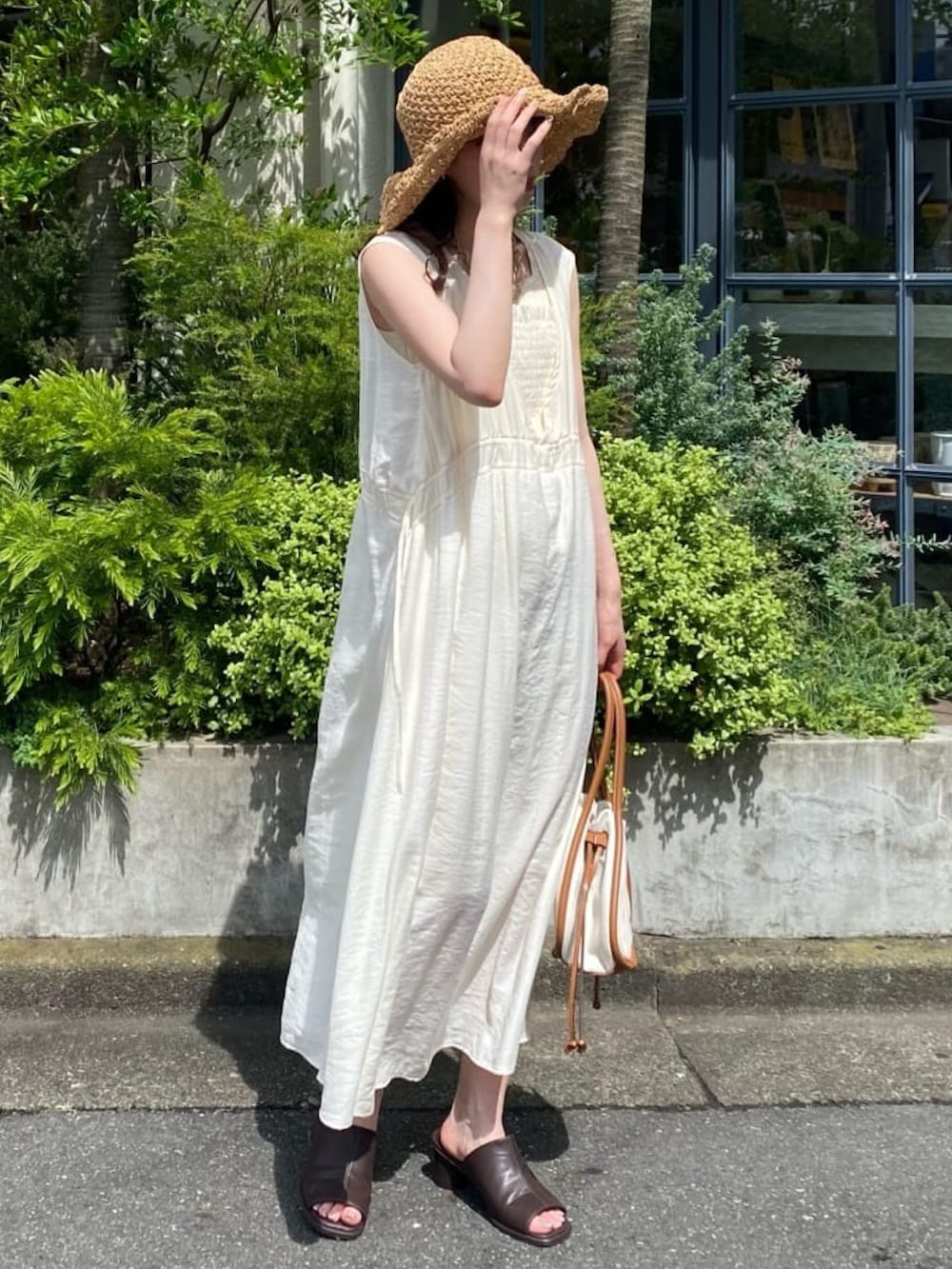 「ワンピース、淡色コーデ、お出かけコーデ、夏セールで買いました、プチプラ、オトナ女子、麦わら帽子、サンダル、デートスタイル（WOMEN）、カジュアル、きれいめカジュアル、オトナガーリー、夏コーデ、Ray Cassin、レイカズン(Ray Cassin)」｜「RAY CASSINの楊柳Vネックワンピース（ワンピース、ホワイト系）」を使った、Raycassin_officialさん（レディース・155cm）の夏コーディネートの2枚目の写真
