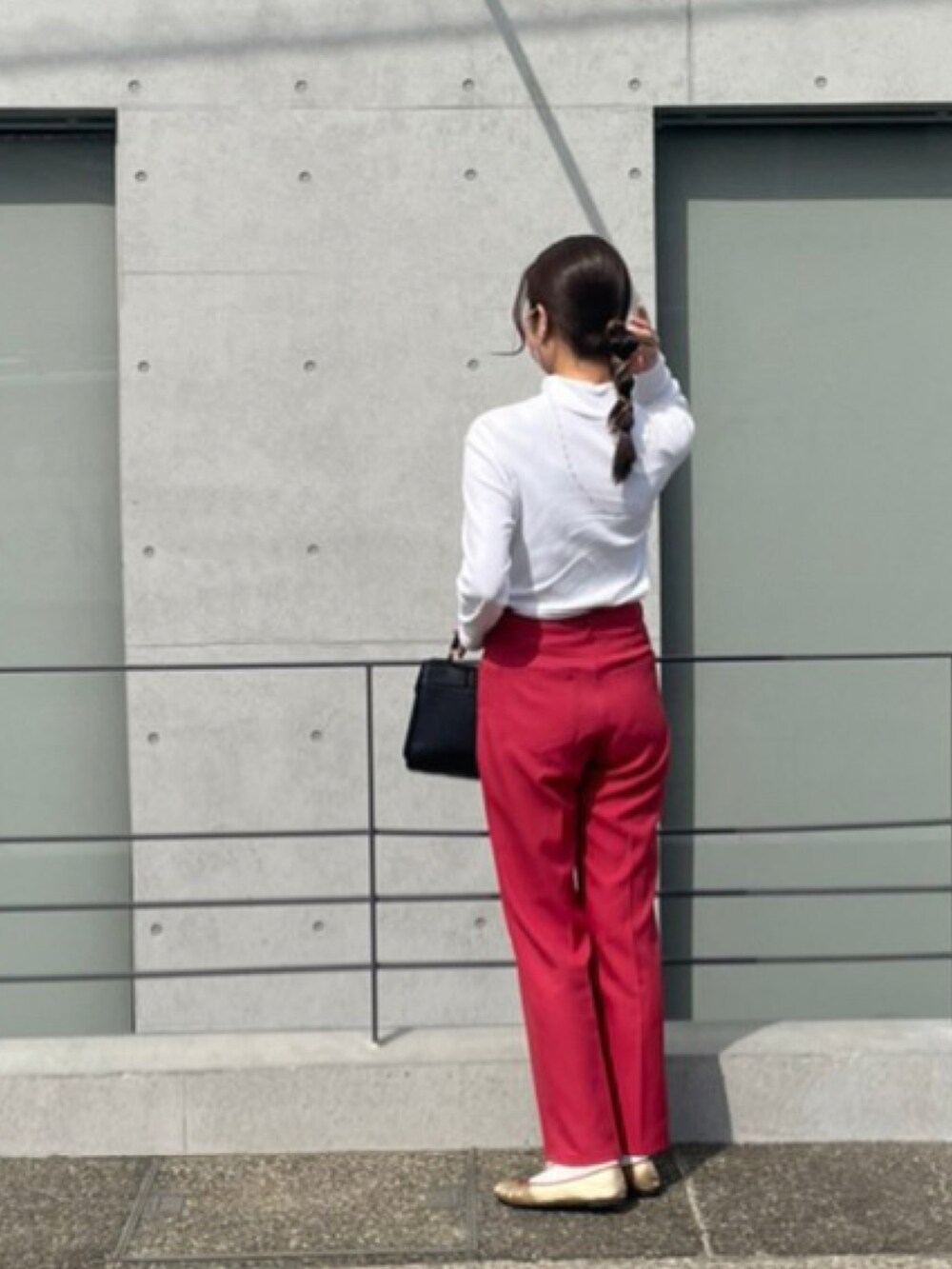 「春服みてみて、大人カジュアル、今日のコーデ、カラーコーデ、GU、高身長コーデ、バレエシューズ、着回しコーデ、休日スタイル、カフェオレコーデ、カラーパンツ、spring、holiday、たまねぎヘアー、ヘアアレンジ」｜「GUのアイテム（パンツ、レッド系）」を使った、ｏｒｅｏ.さん（レディース・170cm）の春コーディネートの2枚目の写真