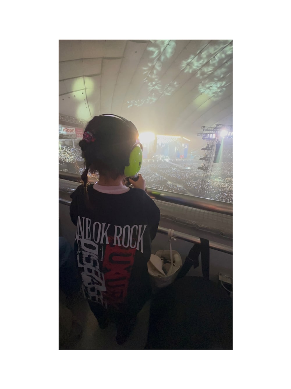 「キッズコーデ、休日スタイル、ライブ、ワントーンコーデ、黒、Tシャツ、スニーカー、5歳、女の子」|「Championのアイテム(キャップ、ベージュ系)」を使った、SHeさん(キッズ・110cm)の春コーディネートの2枚目の写真