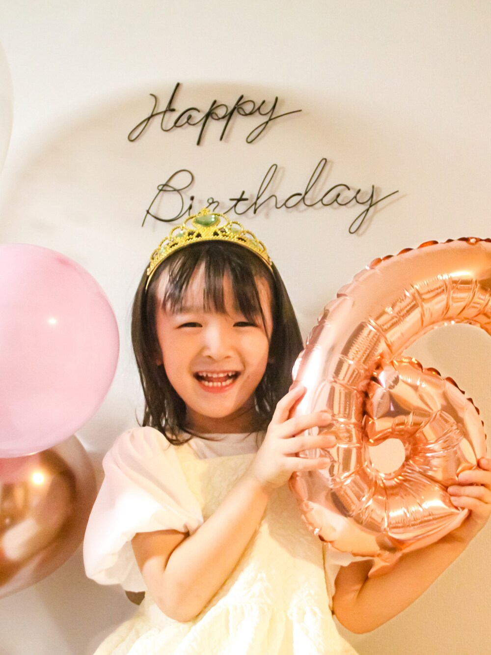 ホワイト系のワンピースを着用したキッズの秋コーディネートの2枚目の写真