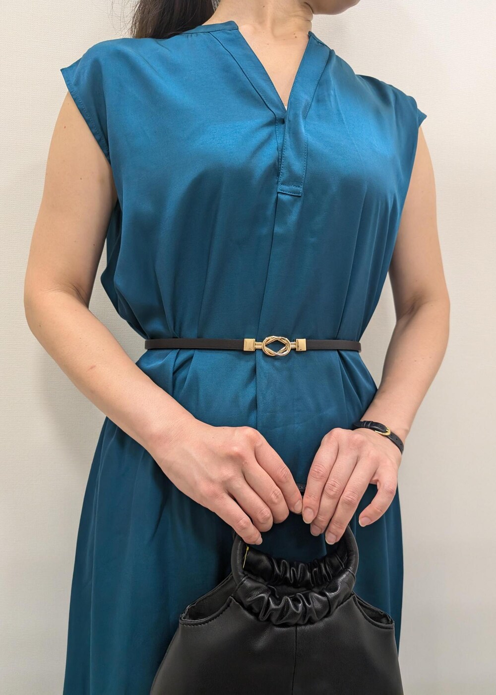 ベージュ系のパンプス、ブルー系のノーカラージャケット、ブラック系のショルダーバッグを着用したレディースの夏コーディネートの5枚目の写真