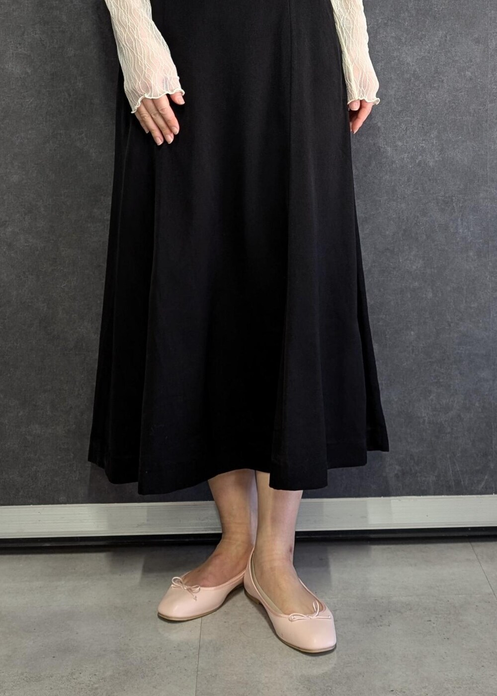 ホワイト系のTシャツ/カットソー、ブラック系のドレス、ホワイト系のノーカラージャケットを着用したレディースの冬コーディネートの8枚目の写真