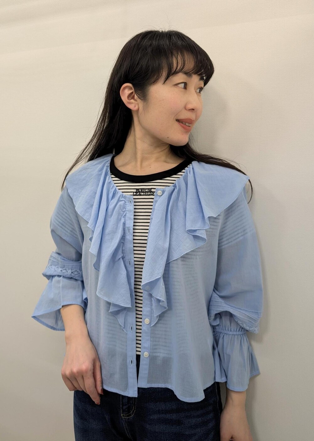 ホワイト系のトートバッグ、ブラック系のTシャツ/カットソー、ブルー系のシャツ/ブラウスを着用したレディースの春コーディネートの6枚目の写真