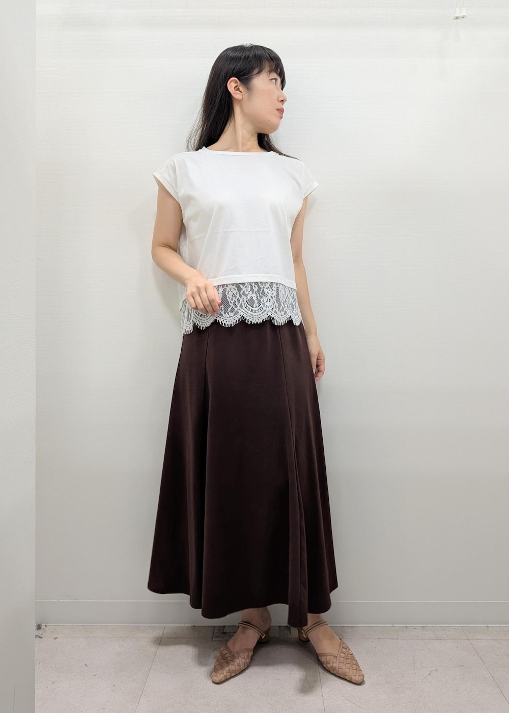ピンク系のサンダル、ホワイト系のTシャツ/カットソー、ベージュ系のトートバッグを着用したレディースの夏コーディネートの5枚目の写真