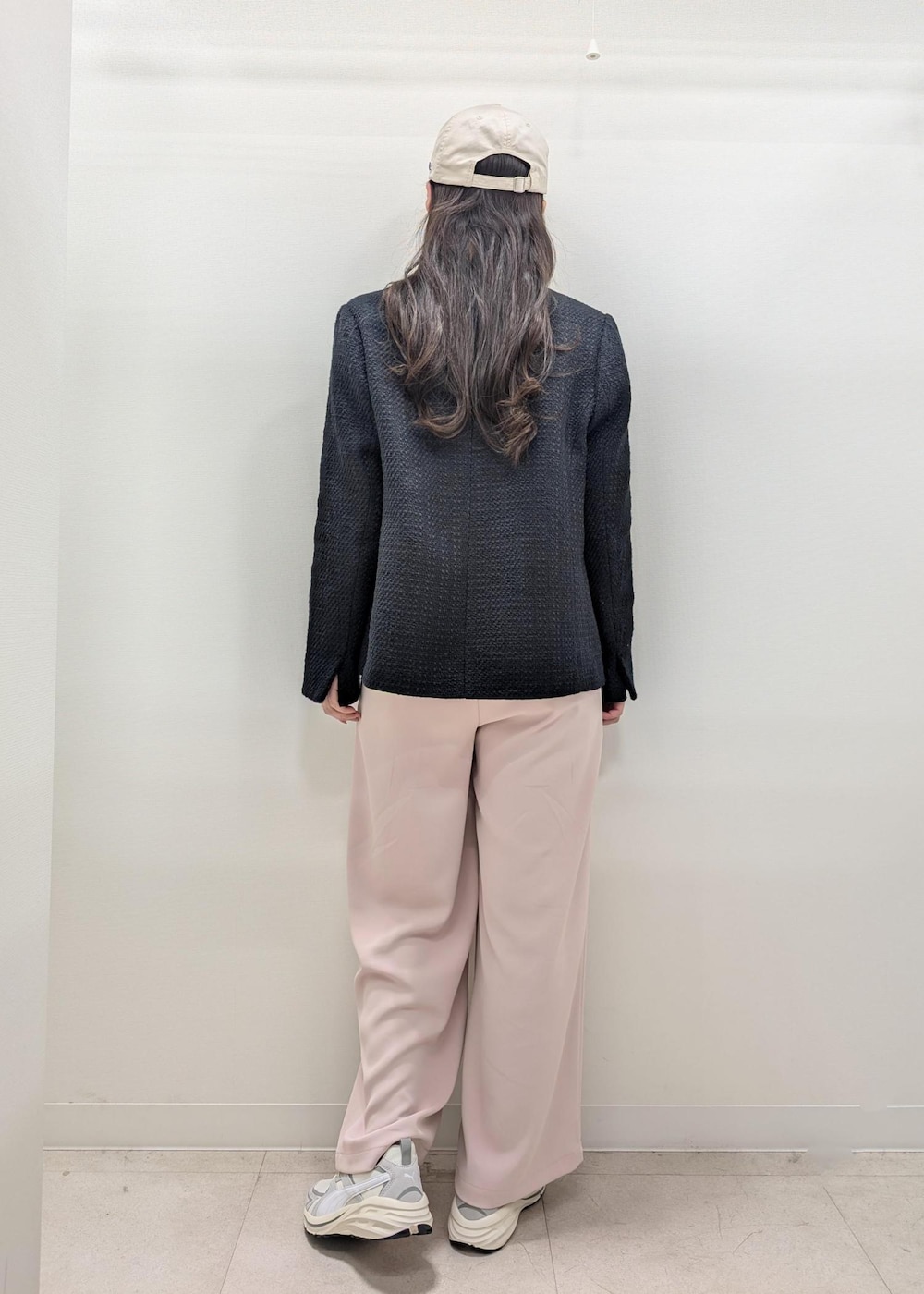 ベージュ系のボストンバッグ、ホワイト系のTシャツ/カットソー、ブルー系のノーカラージャケットを着用したレディースの春コーディネートの3枚目の写真