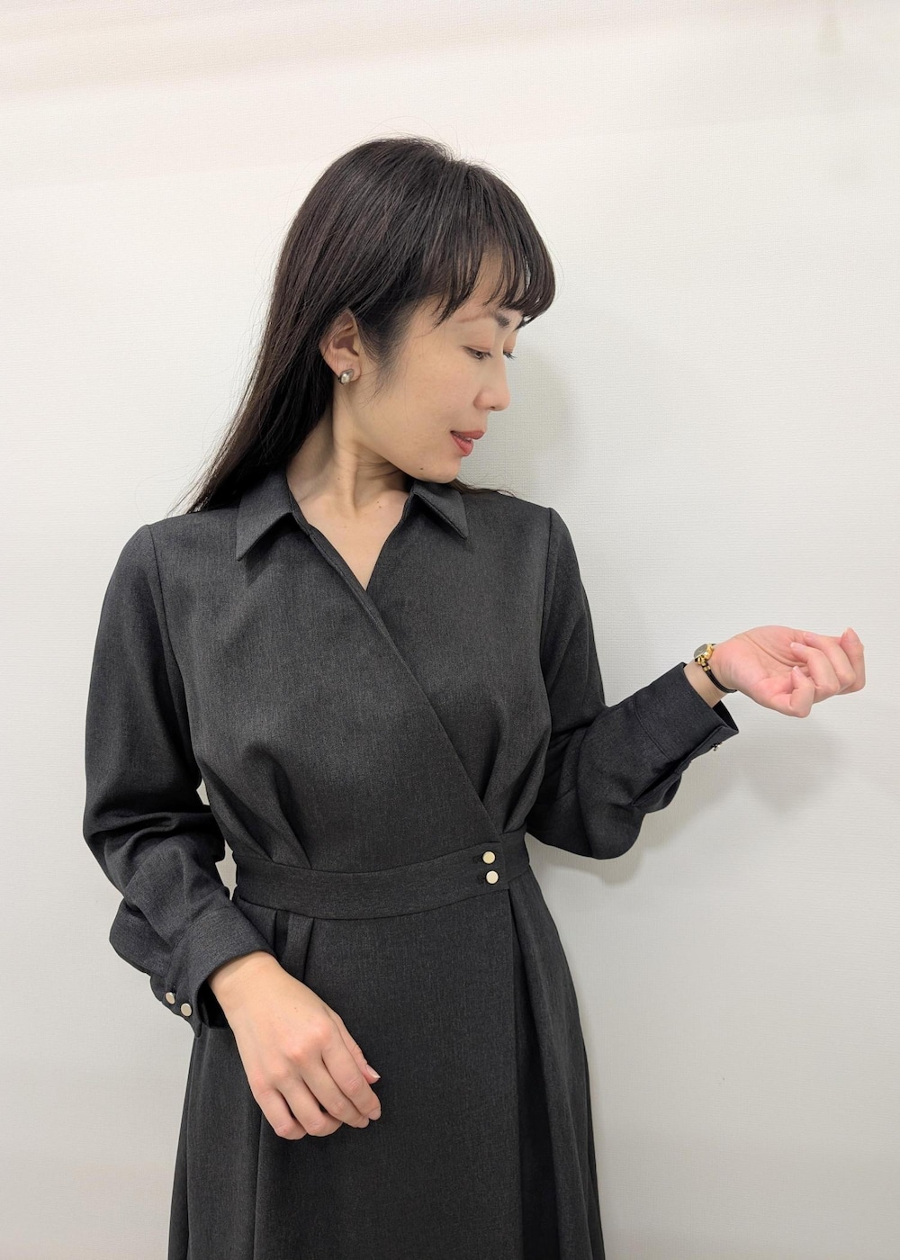 ブラック系のバレエシューズ、ブラック系のテーラードジャケット、グレー系のトートバッグを着用したレディースの秋コーディネートの7枚目の写真