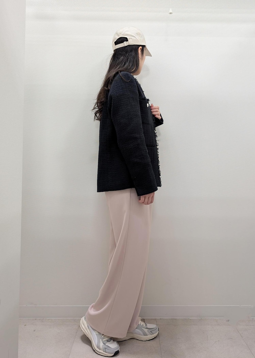 ベージュ系のボストンバッグ、ホワイト系のTシャツ/カットソー、ブルー系のノーカラージャケットを着用したレディースの春コーディネートの2枚目の写真