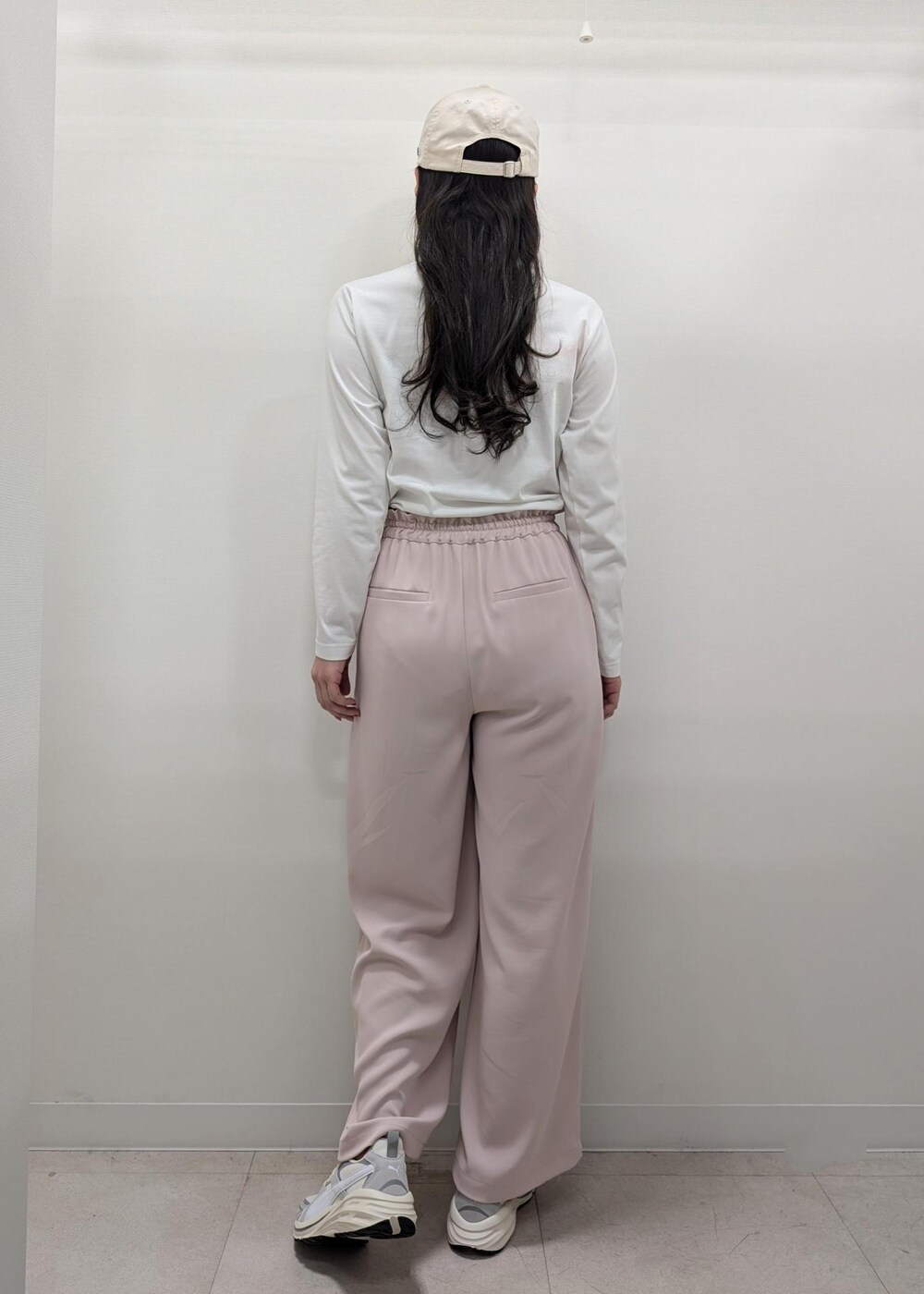 ベージュ系のボストンバッグ、ホワイト系のTシャツ/カットソー、ブルー系のノーカラージャケットを着用したレディースの春コーディネートの6枚目の写真